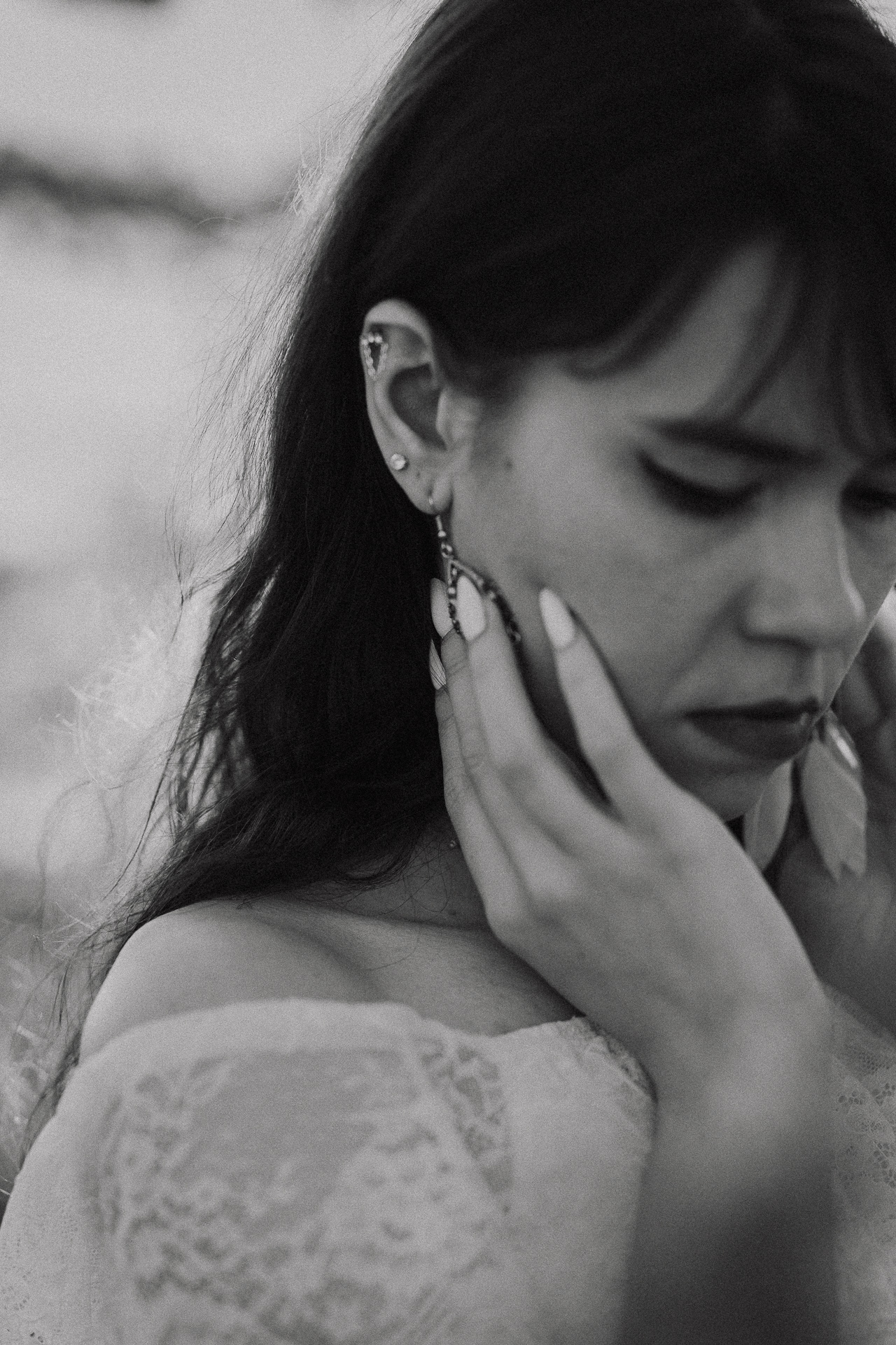 Detal z kobiecej sesji fotograficznej w sadzie, delikatne kwiaty jabłoni i dodatki, fotografia plenerowa Małopolska