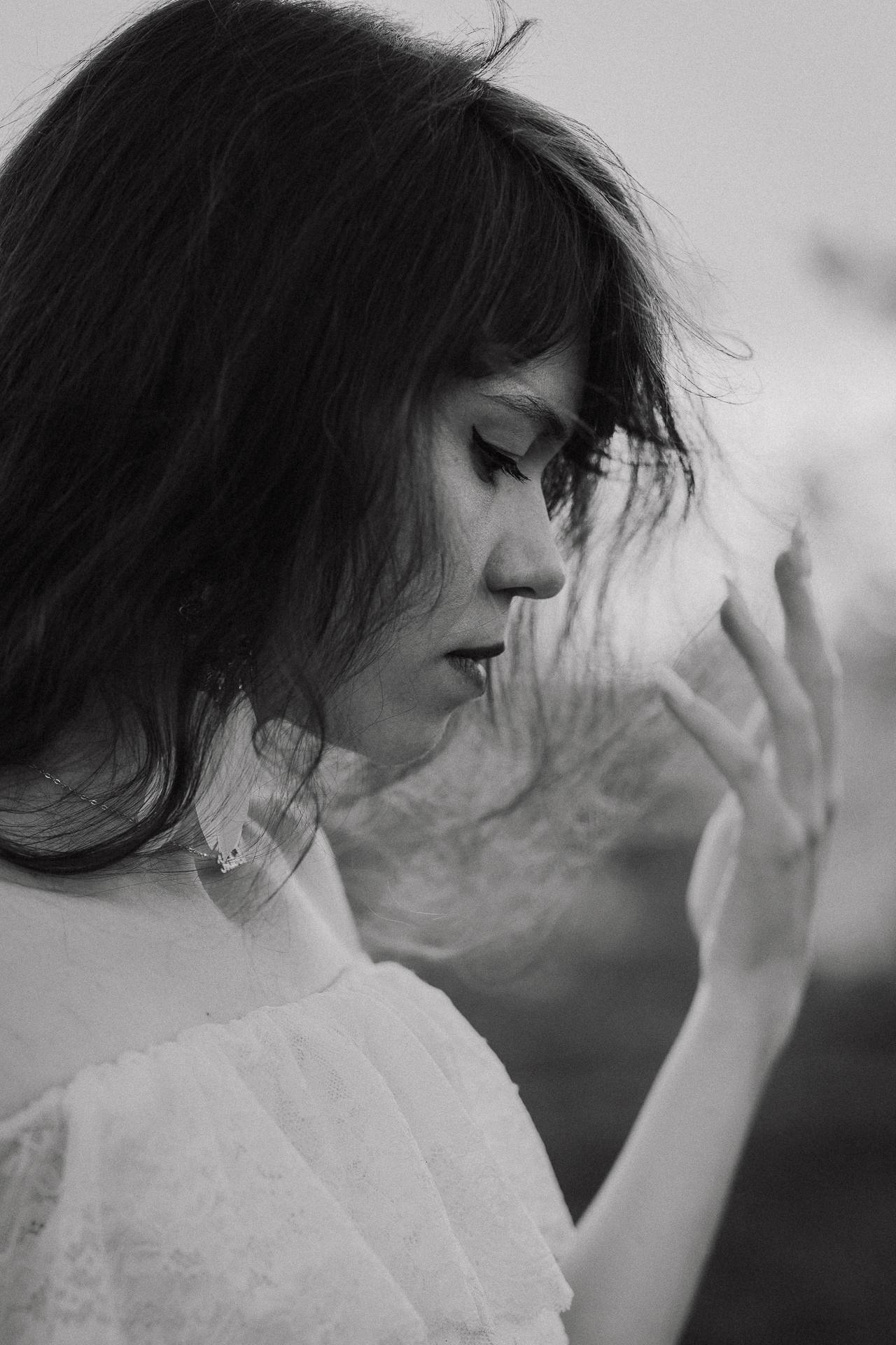 Zbliżenie na twarzy Kobiety w białej bluzce, sesja fotograficzna wiosenna w sadzie pod Krakowem