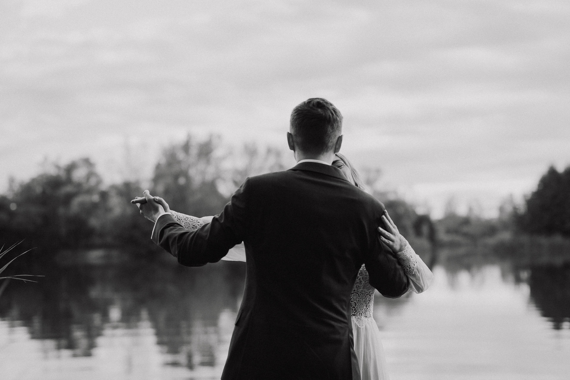 para młoda tańczy na pomoście w Przylasku Rusieckim