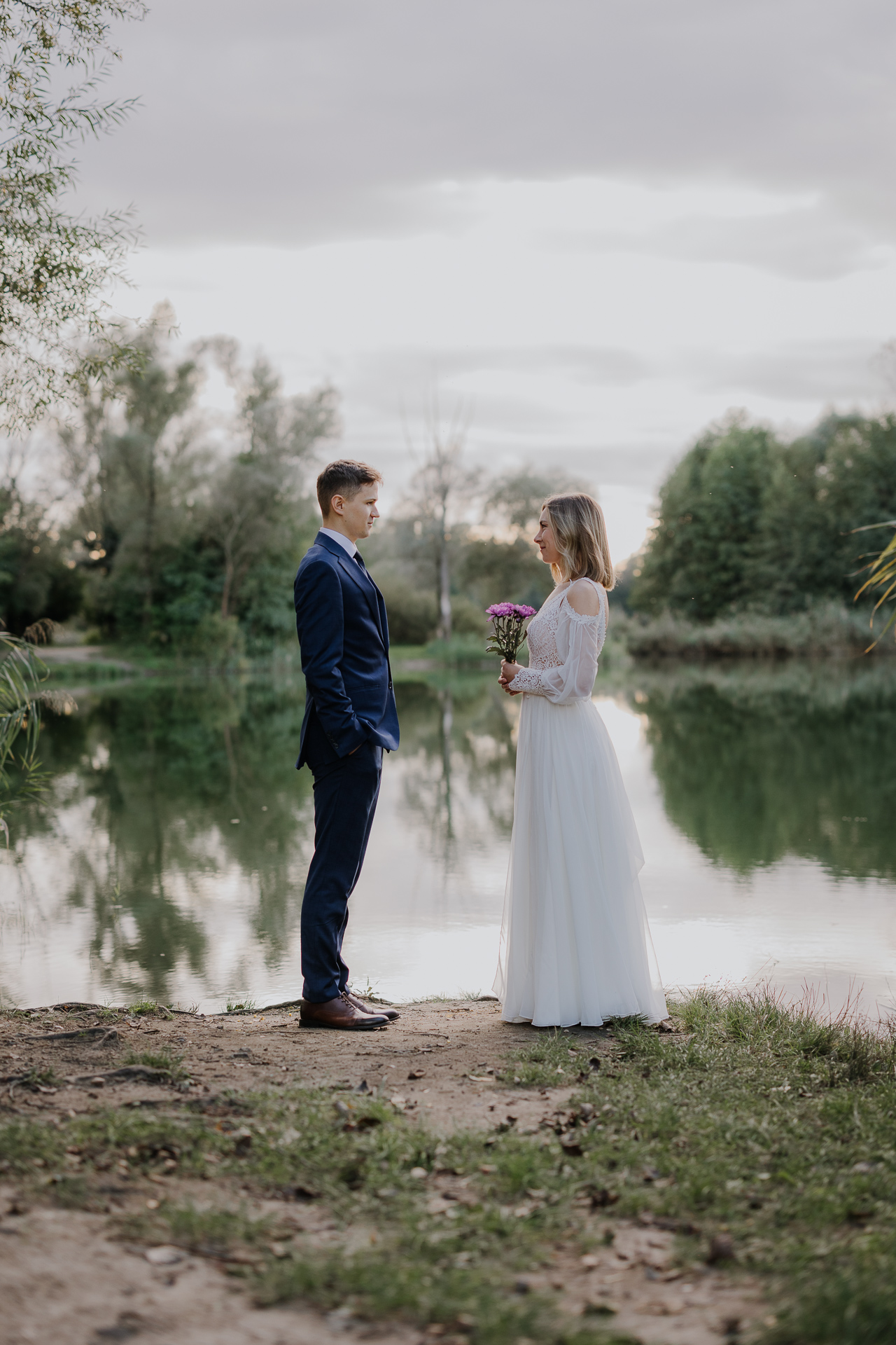 para młoda tańczy na pomoście w Przylasku Rusieckim