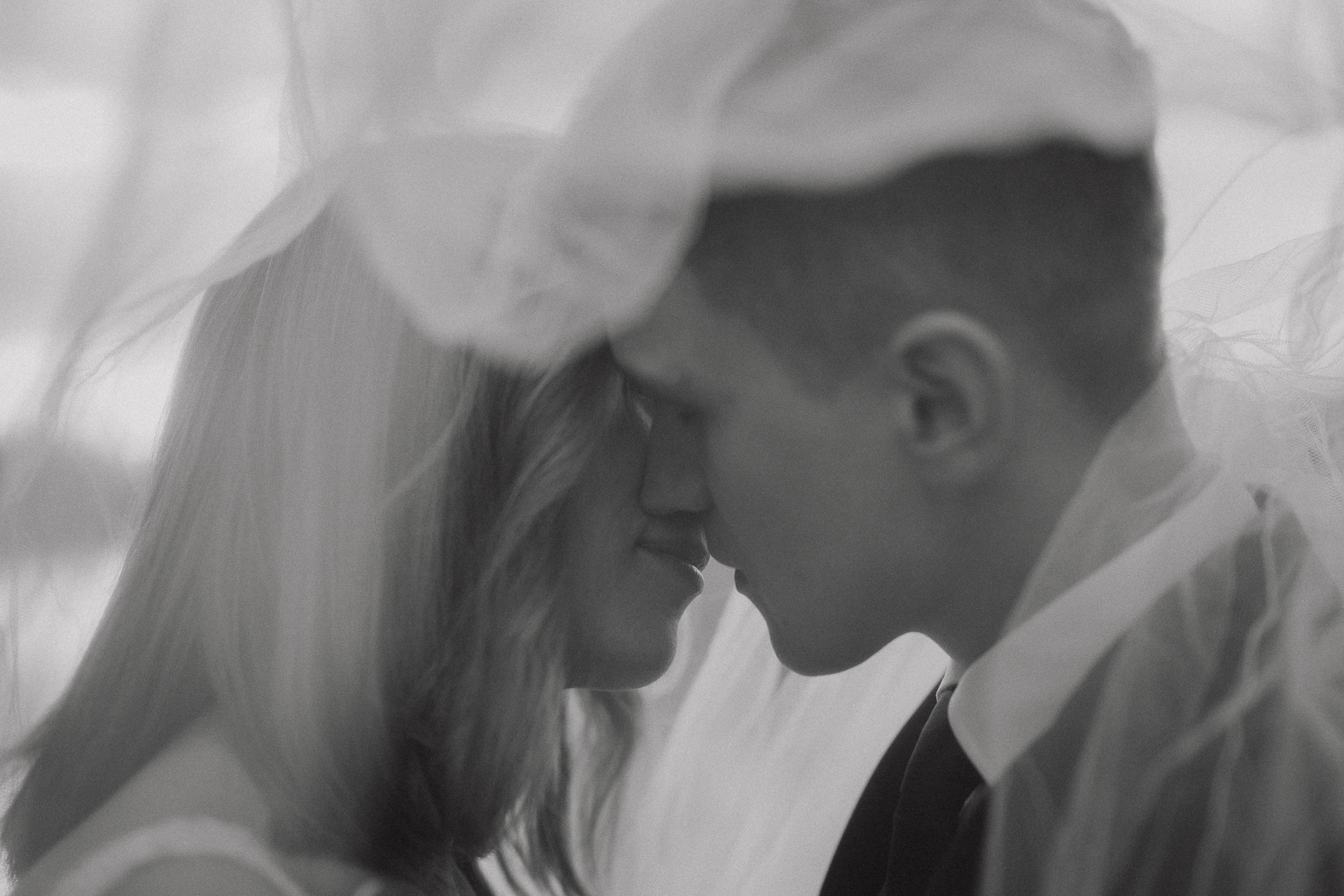 Para młoda całuje się pod welonem