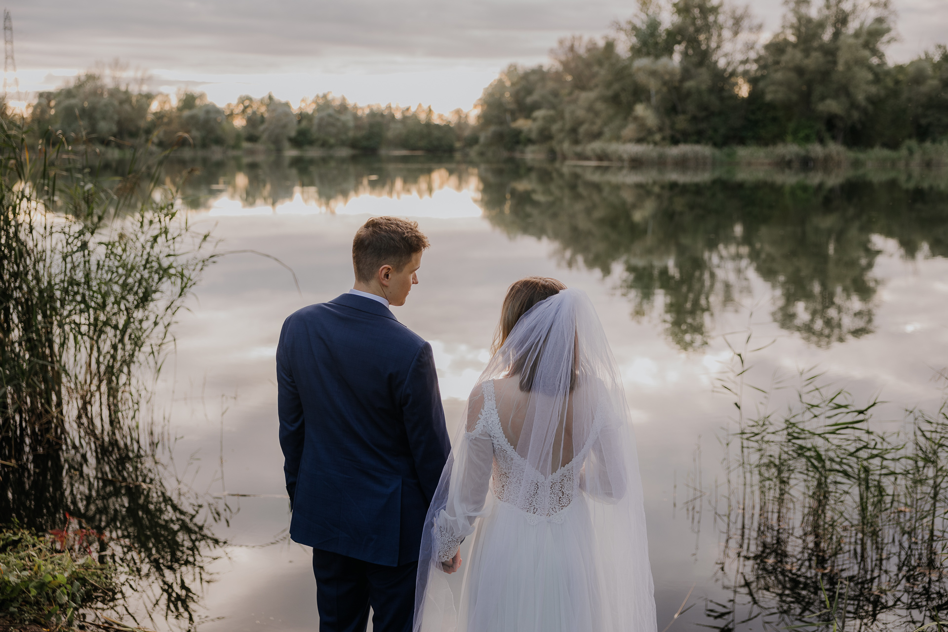 Para Młoda na tle stawu w Przylasku Rusieckim