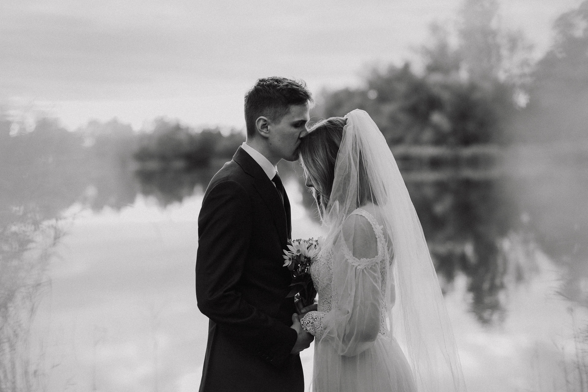 Para Młoda na tle jeziora w Przylasku Rusieckim