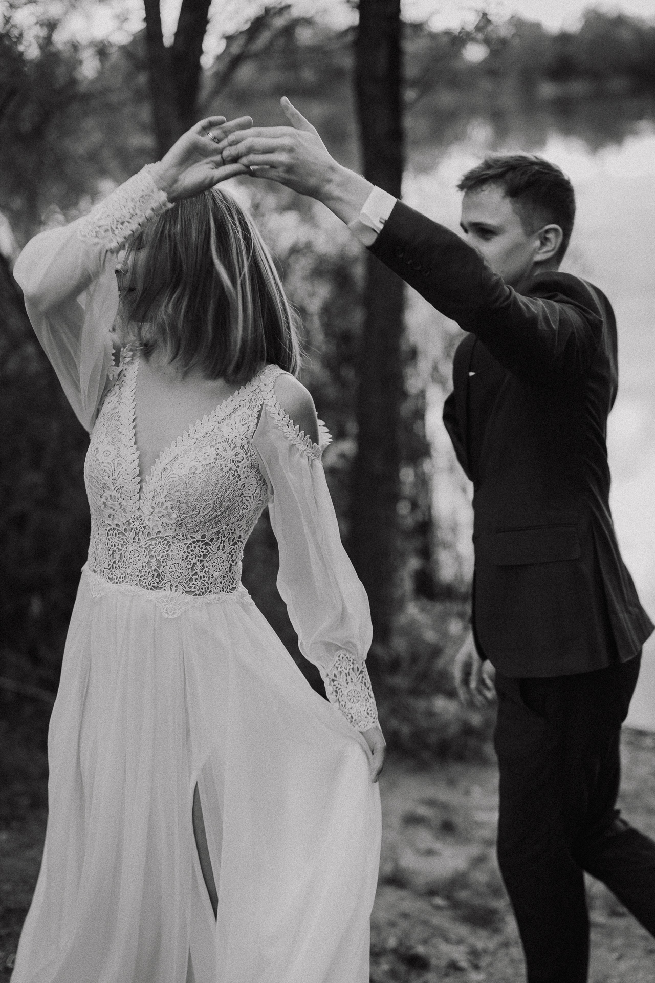 państwo młodzi tańczą podczas sesji poślubnej