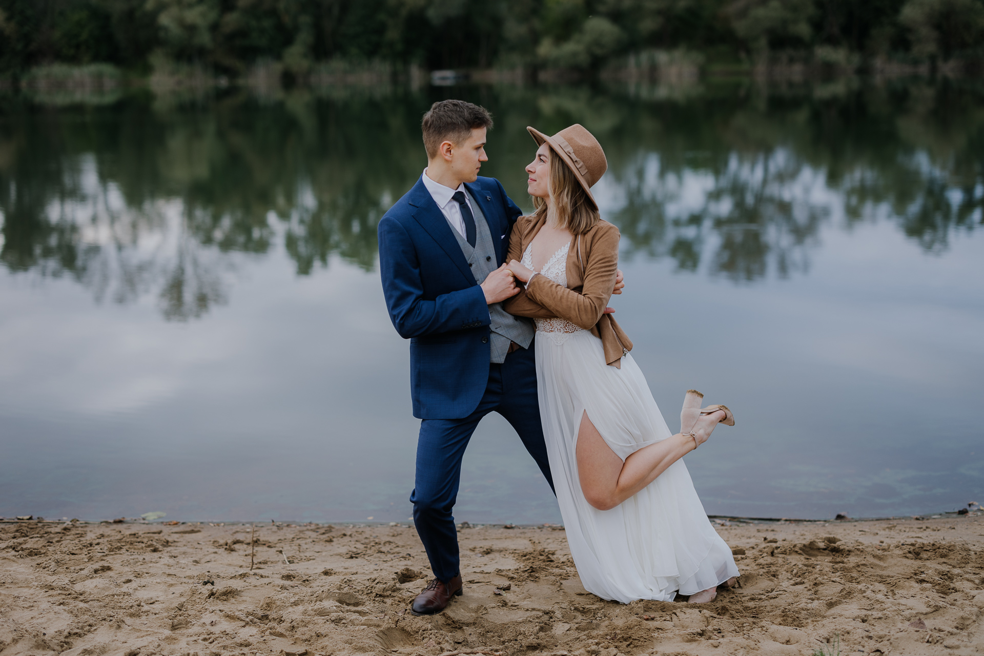 Para Młoda tańczy podczas sesji poślubnej