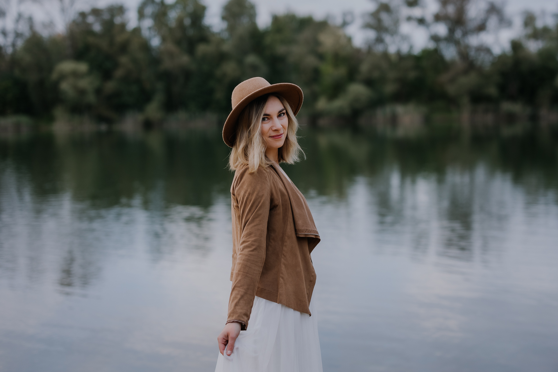 portret panny Młodej w kapeluszu podczas sesji poślubnej