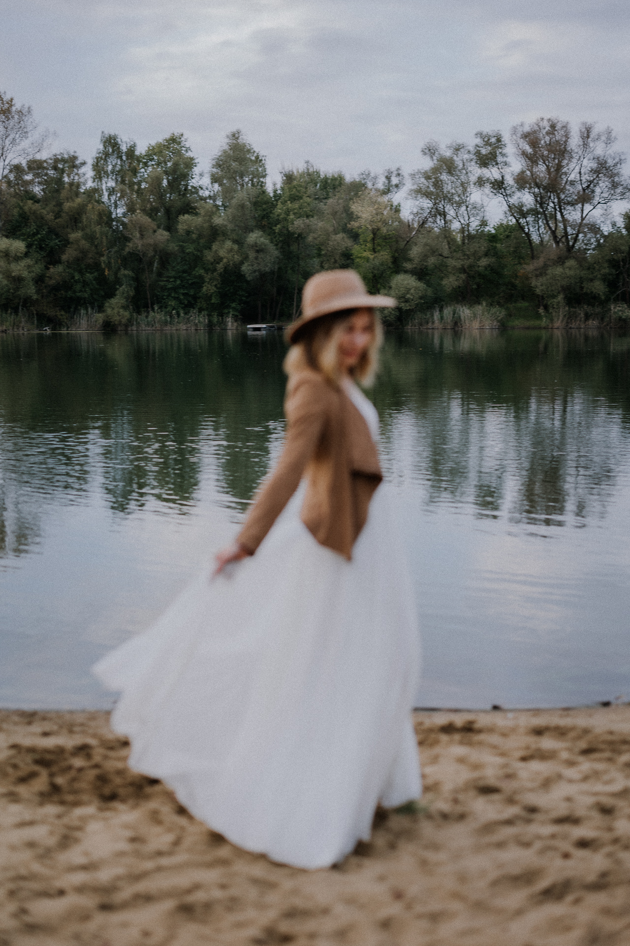 portret panny Młodej w kapeluszu podczas sesji poślubnej