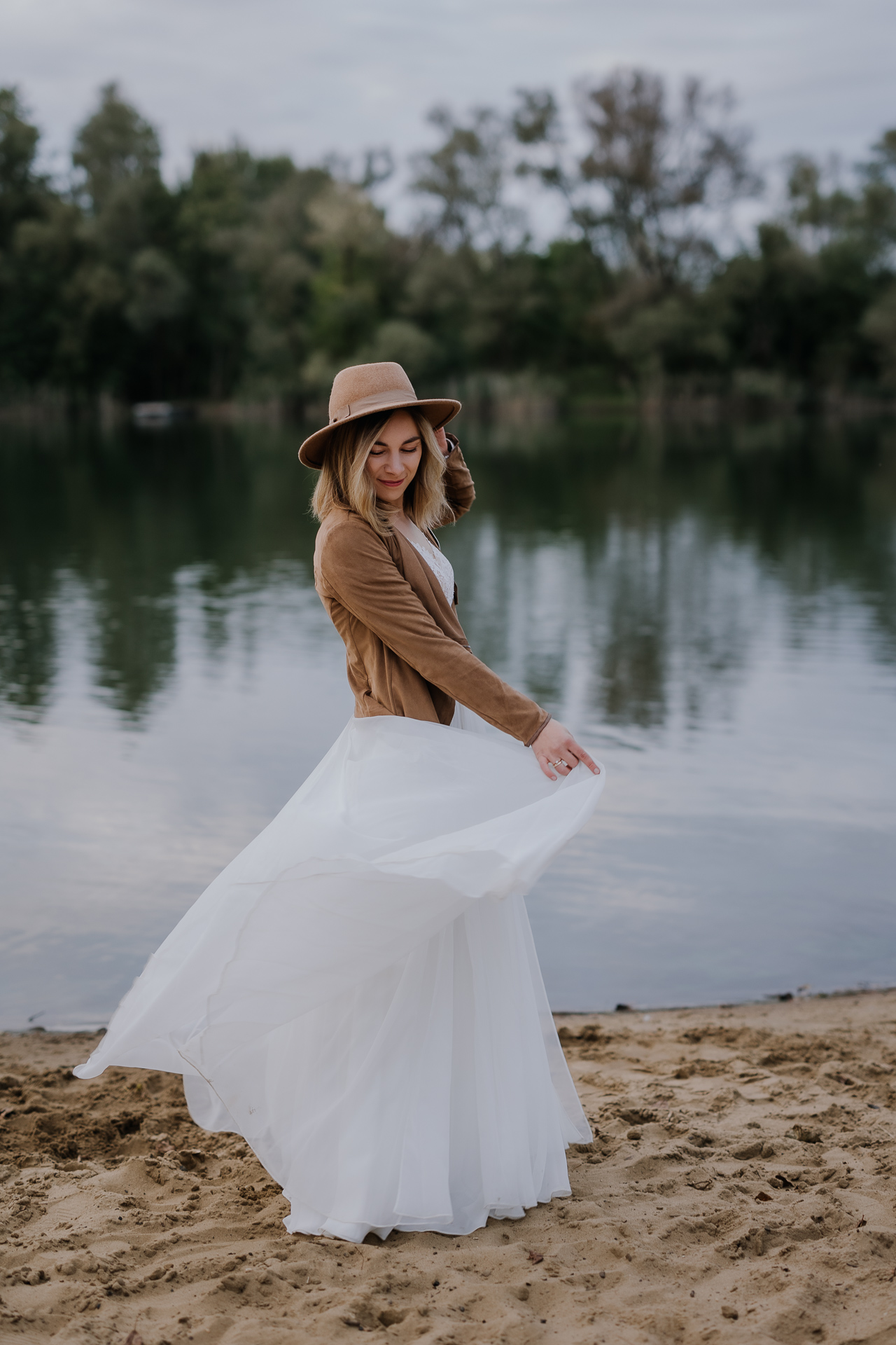 portret panny Młodej w kapeluszu podczas sesji poślubnej