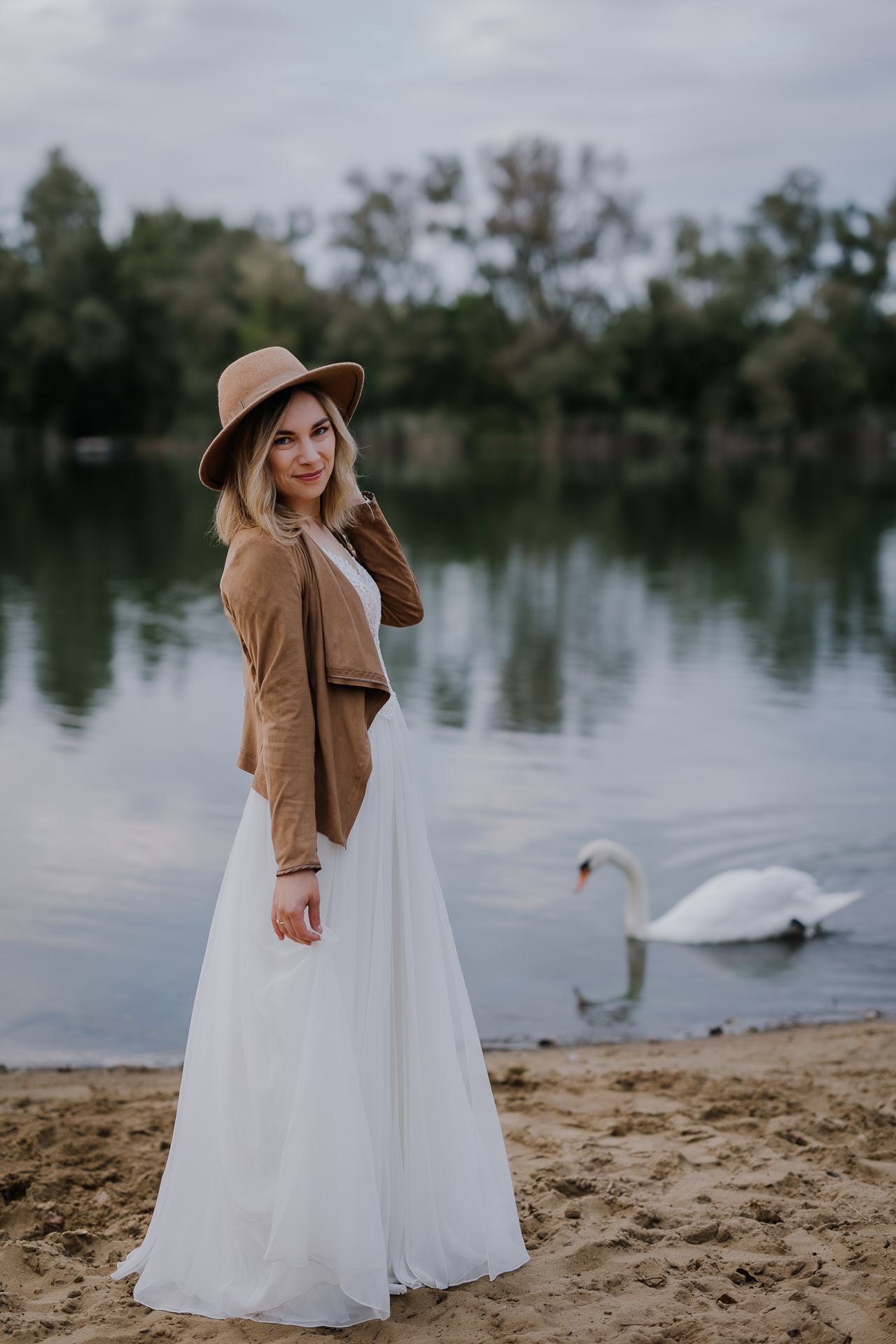 portret panny Młodej w kapeluszu podczas sesji poślubnej