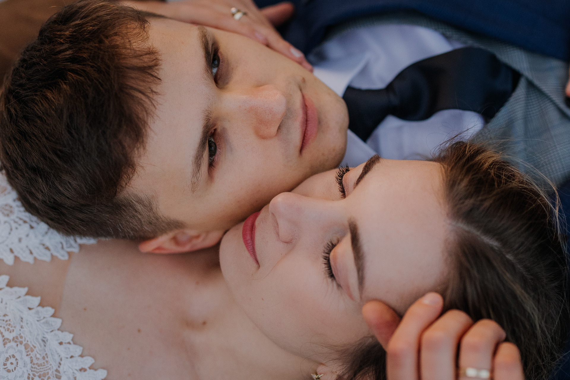 zbliżenie na twarze Pary Młodej podczas sesji poślubnej