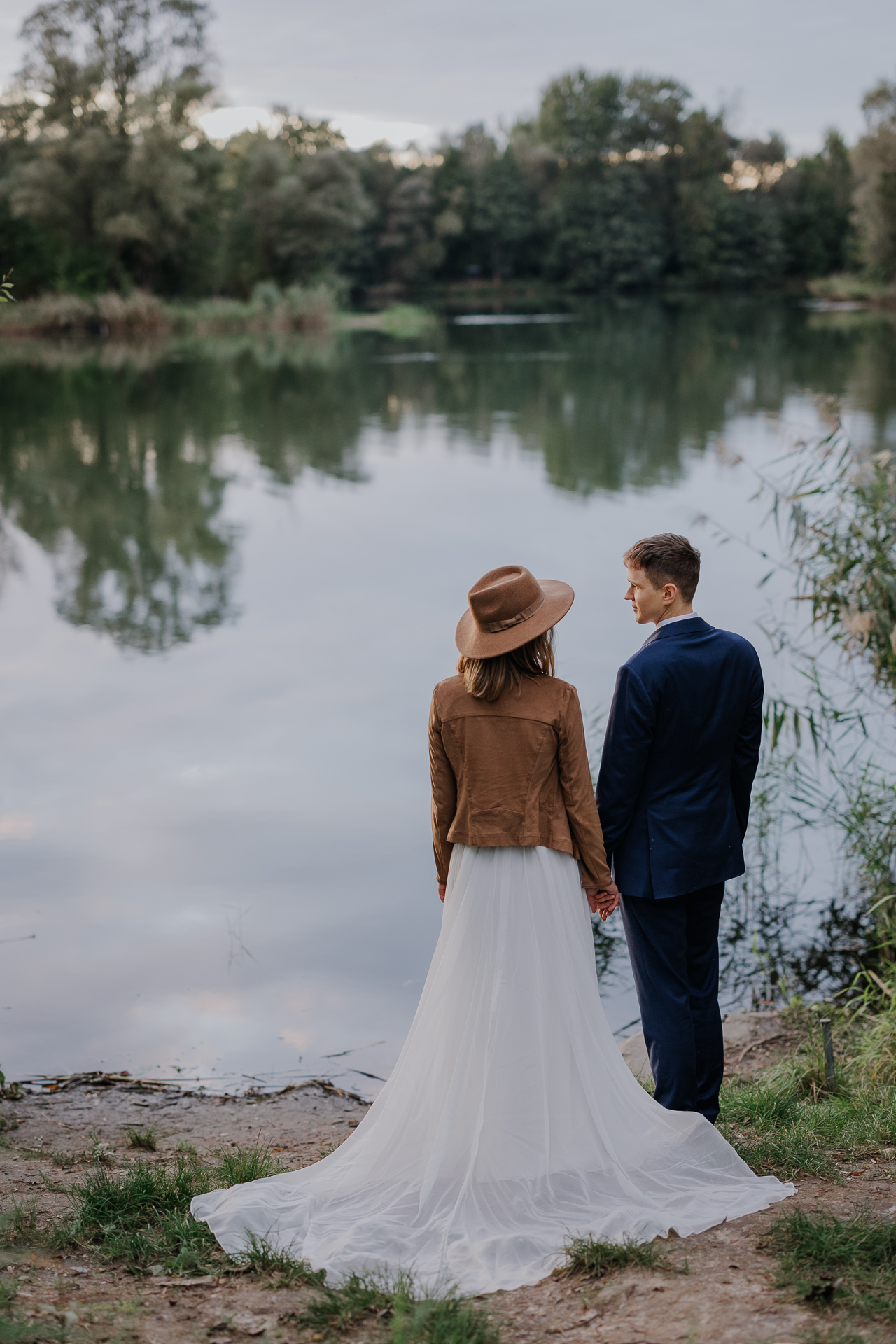 Para Młoda na tle stawu w Przylasku Rusieckim