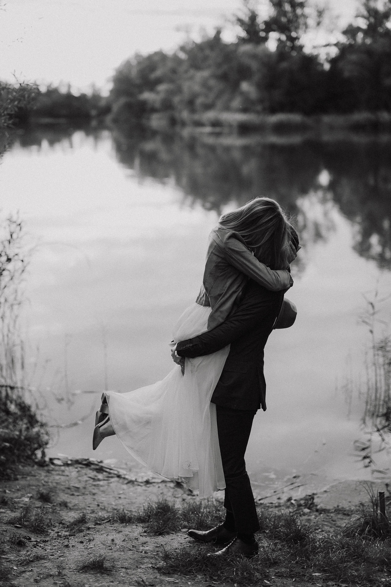 Para Młoda przytula się na tle stawu w Przylasku Rusieckim