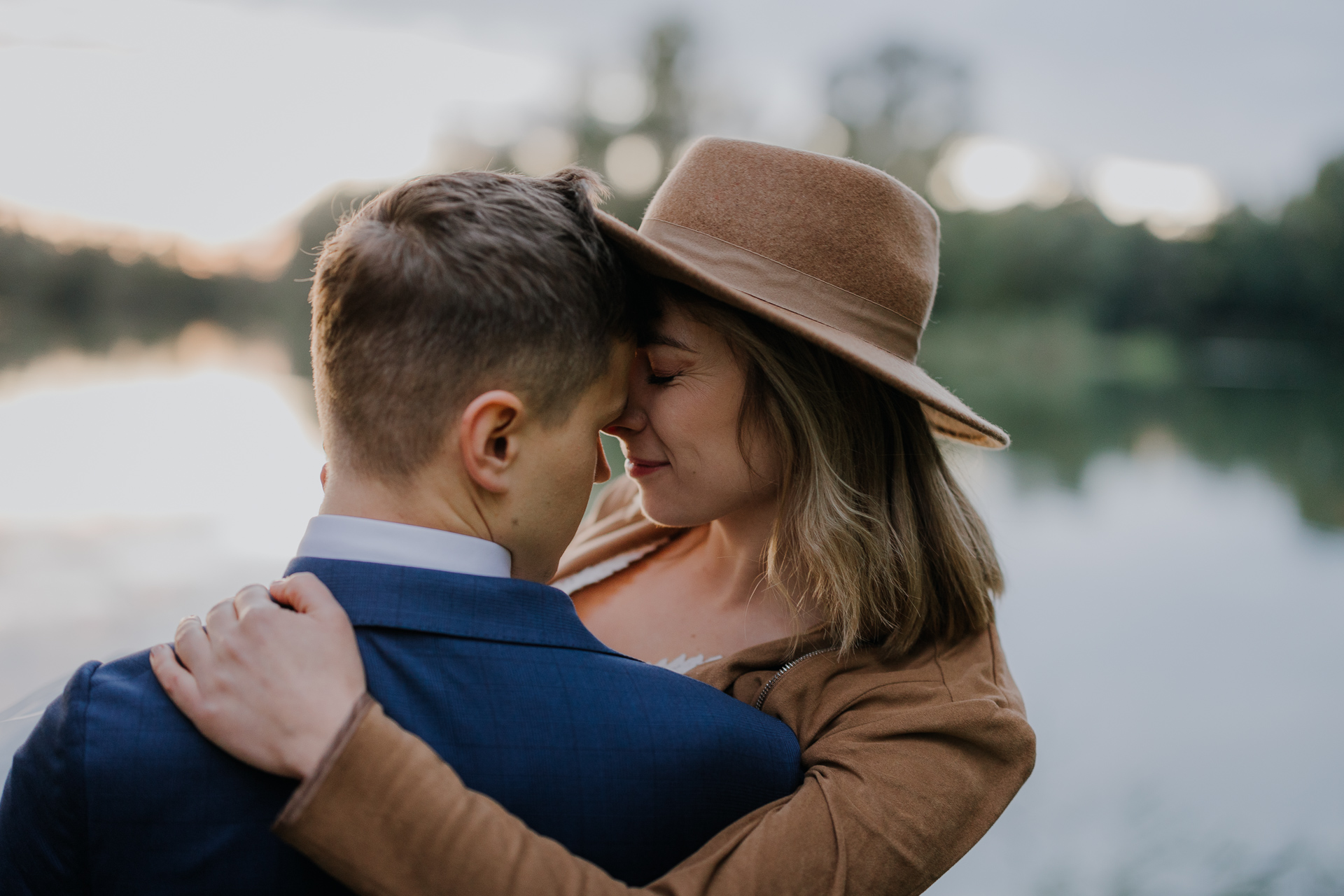 Para Młoda na tle stawu w Przylasku Rusieckim