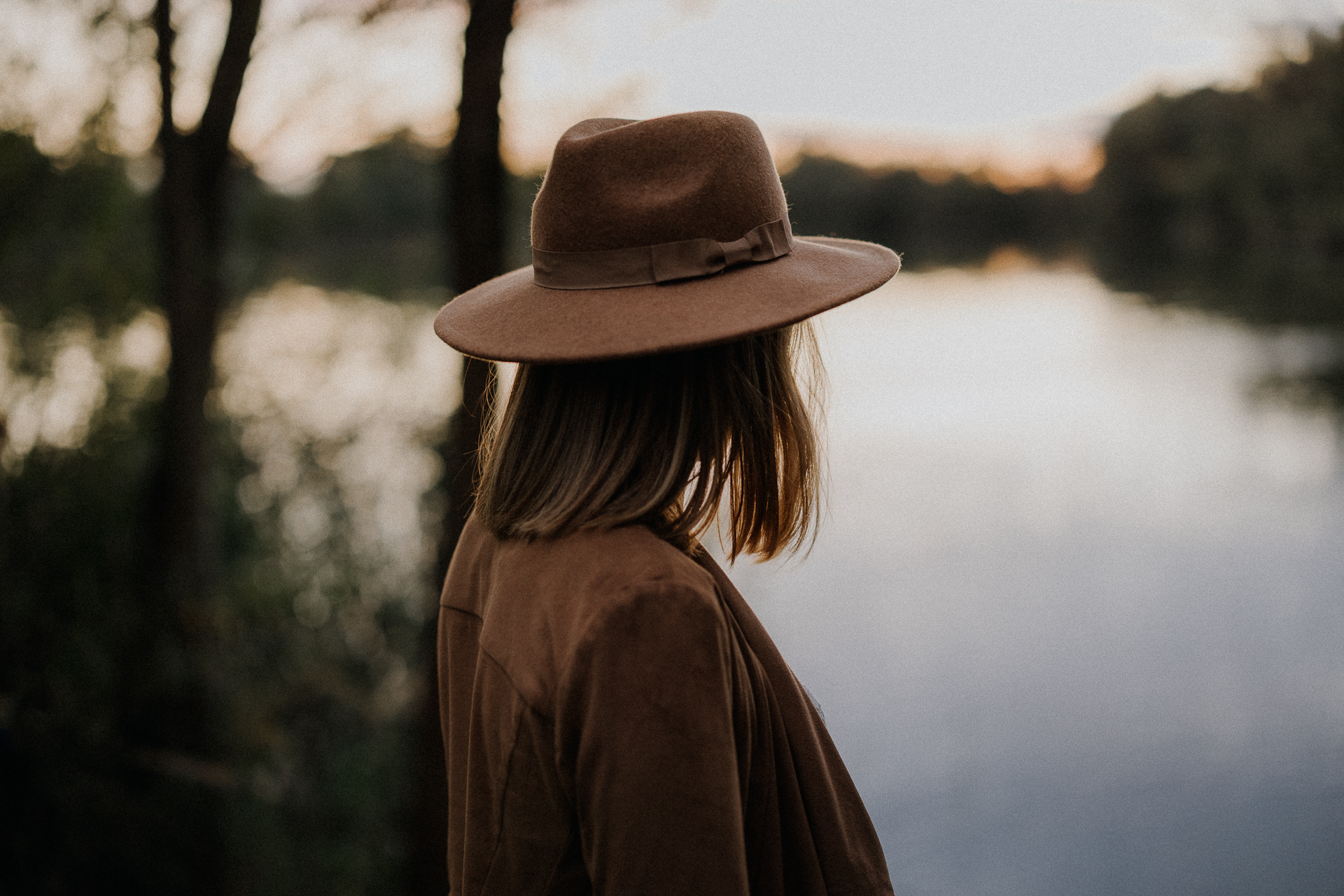 panna młoda ujęta od tyłu w przylasku rusieckim