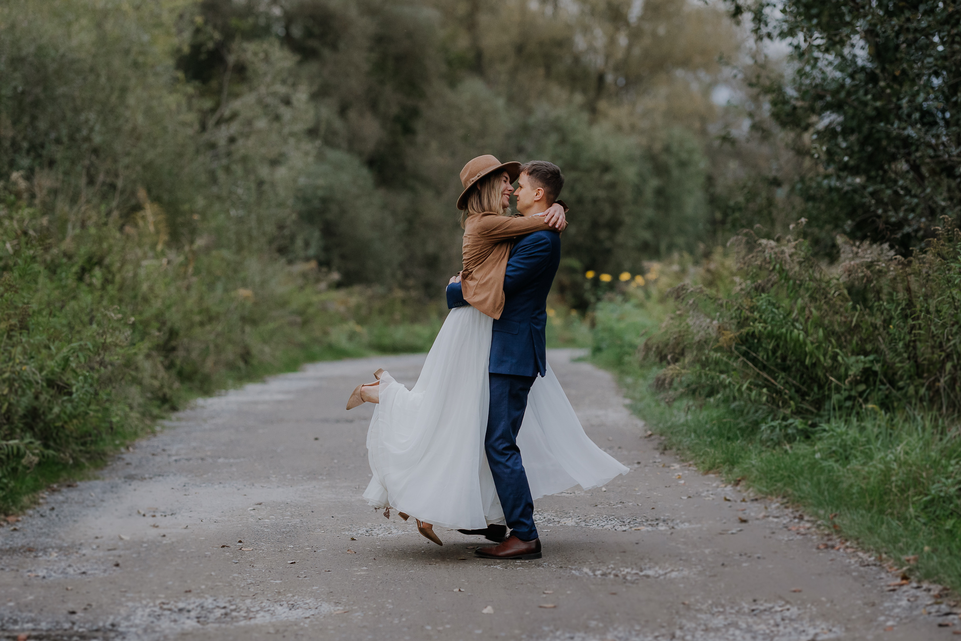 Państwo młodzi przytulają się w Przylasku Rusieckim