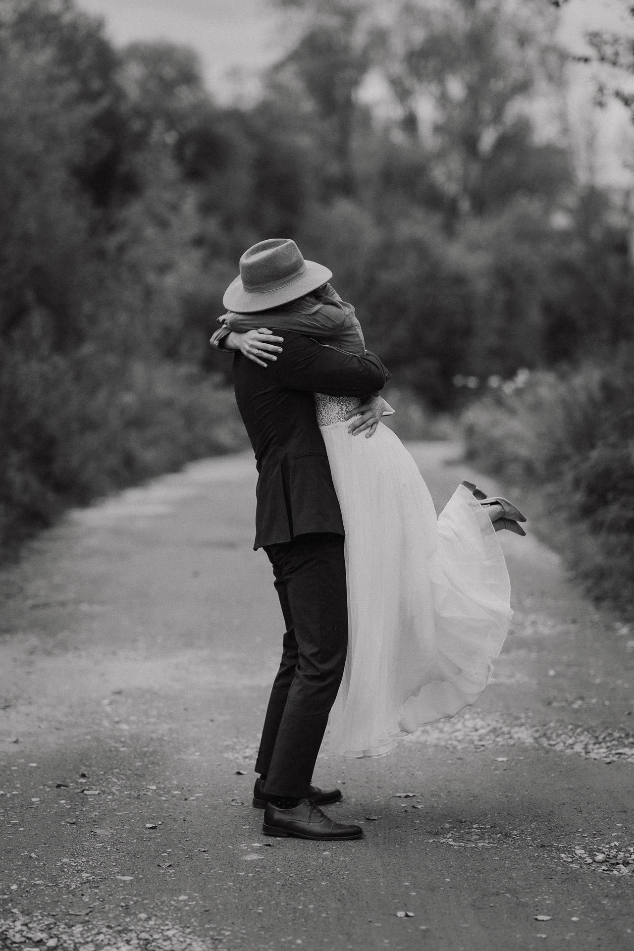 Państwo młodzi przytulają się w Przylasku Rusieckim