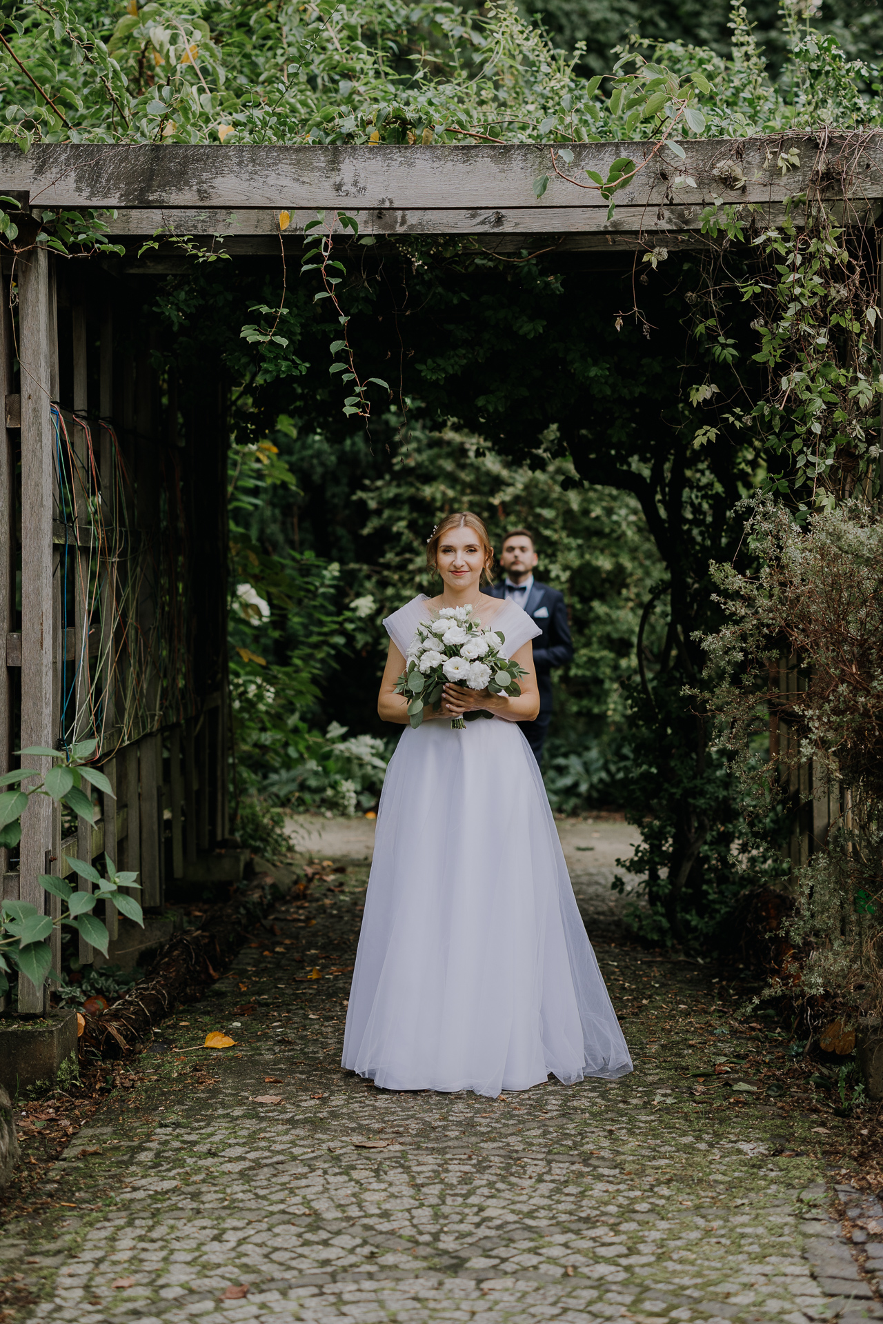 Para młoda podczas sesji poślubnej w arboretum Bolestraszyce, romantyczne ujęcie wśród egzotycznych roślin, fotografia ślubna Podkarpacie