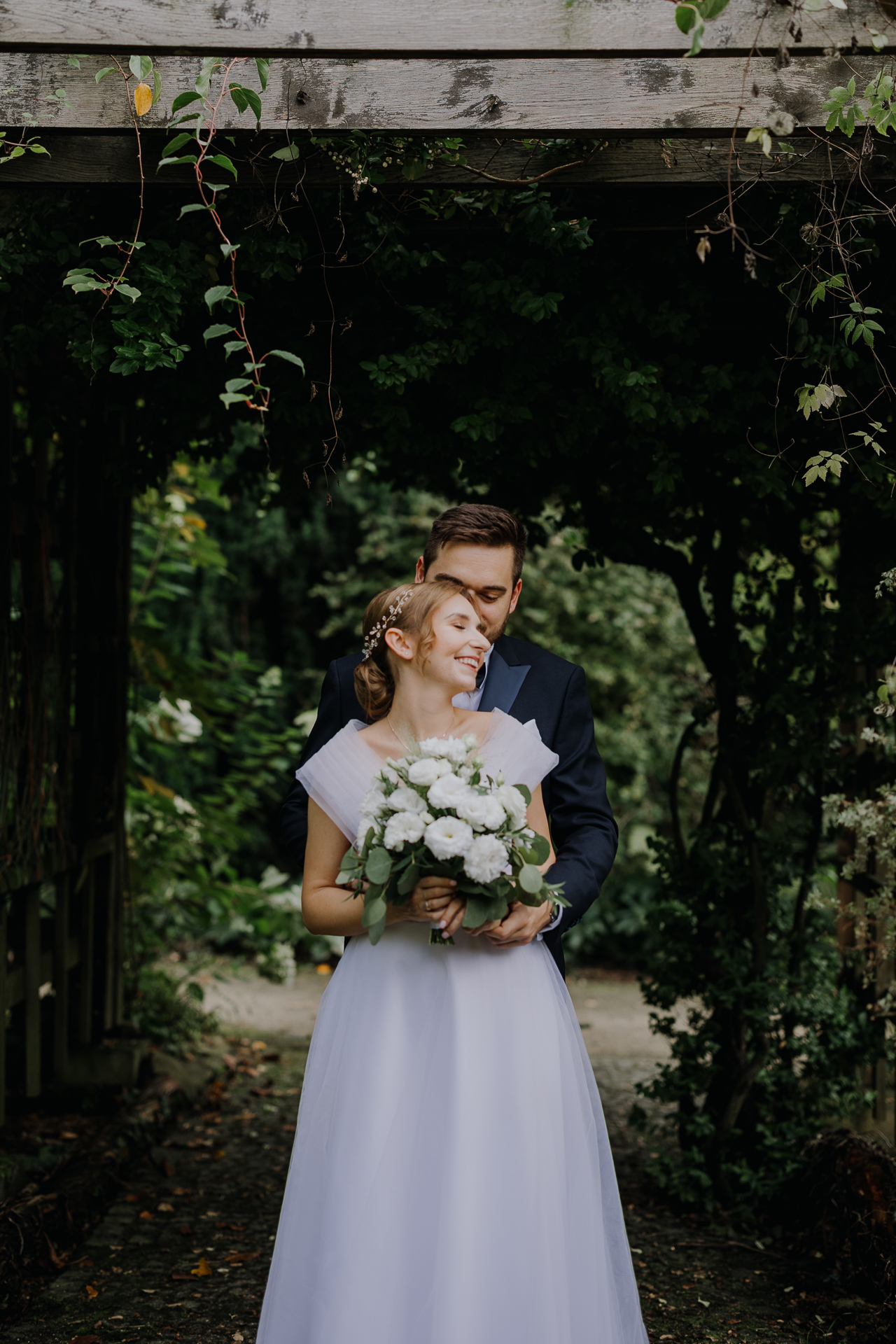 Para młoda podczas sesji poślubnej w arboretum Bolestraszyce, romantyczne ujęcie wśród egzotycznych roślin, fotografia ślubna Podkarpacie