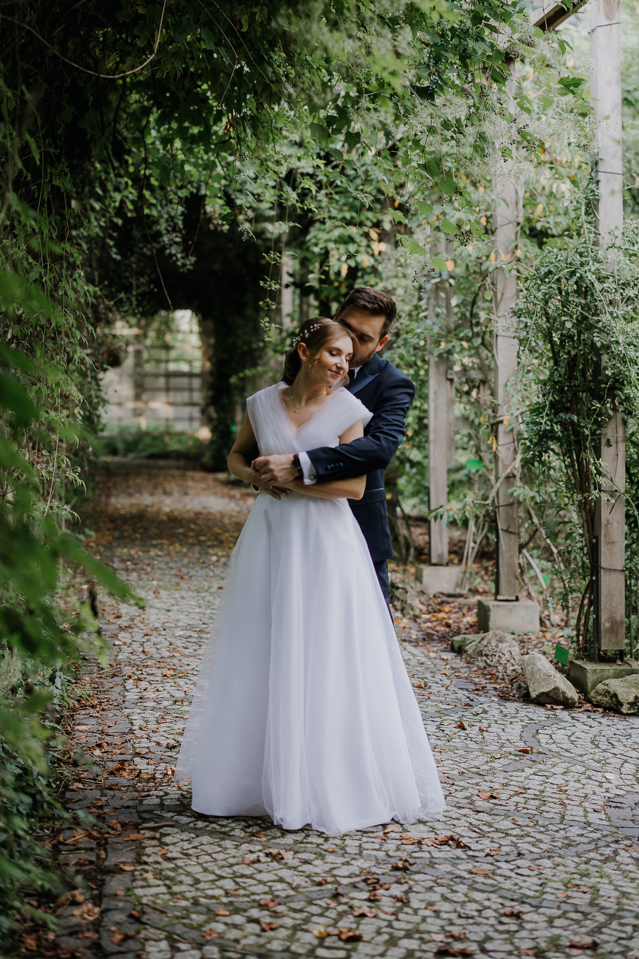 Para młoda tańczy podczas sesji poślubnej w arboretum Bolestraszyce, romantyczne ujęcie wśród egzotycznych roślin, fotografia ślubna Podkarpacie