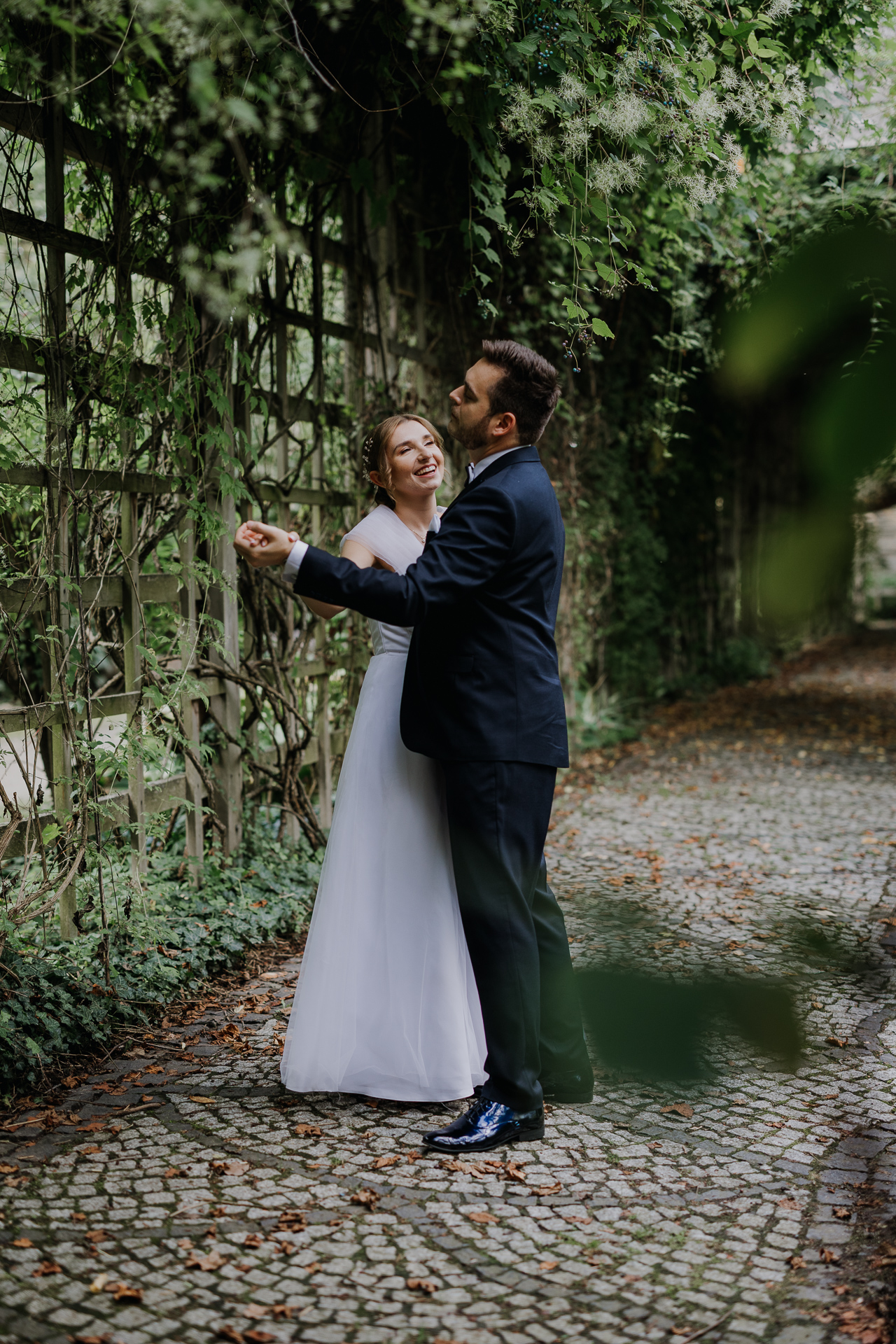Para młoda tańczy podczas sesji poślubnej w arboretum Bolestraszyce, romantyczne ujęcie wśród egzotycznych roślin, fotografia ślubna Podkarpacie