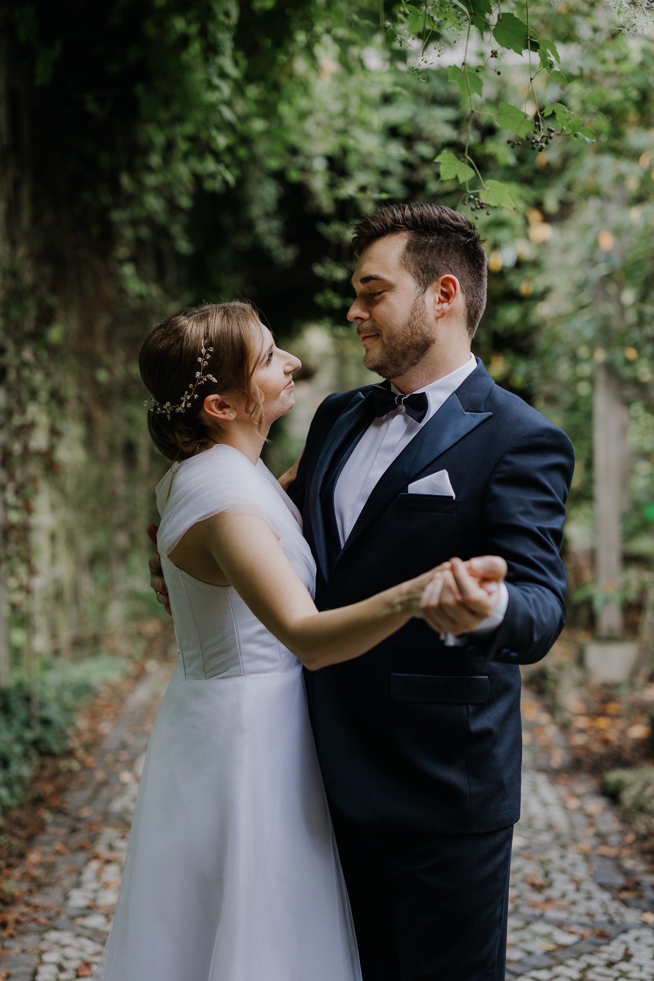 Para młoda tańczy podczas sesji poślubnej w arboretum Bolestraszyce, romantyczne ujęcie wśród egzotycznych roślin, fotografia ślubna Podkarpacie