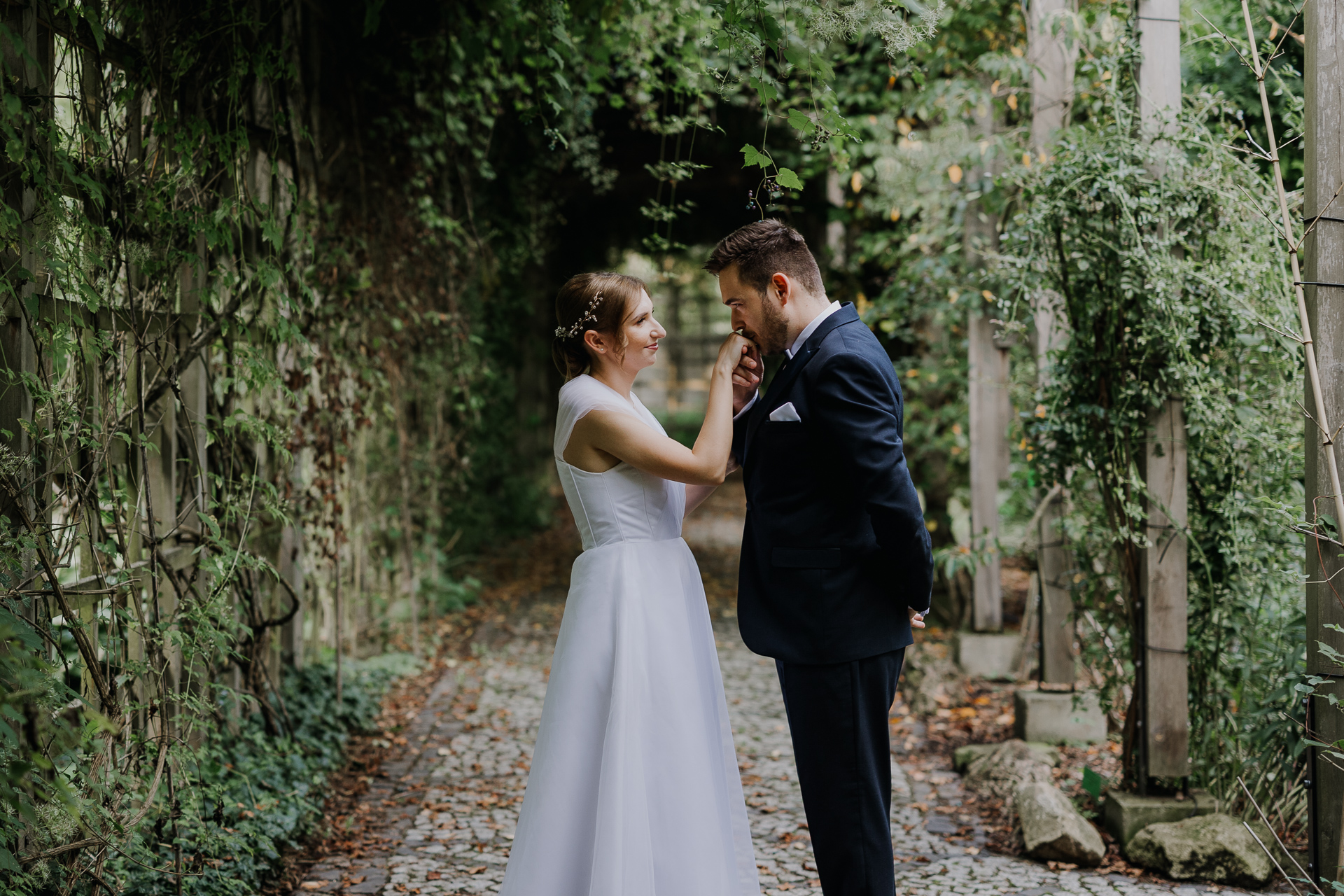 Para młoda tańczy podczas sesji poślubnej w arboretum Bolestraszyce, romantyczne ujęcie wśród egzotycznych roślin, fotografia ślubna Podkarpacie