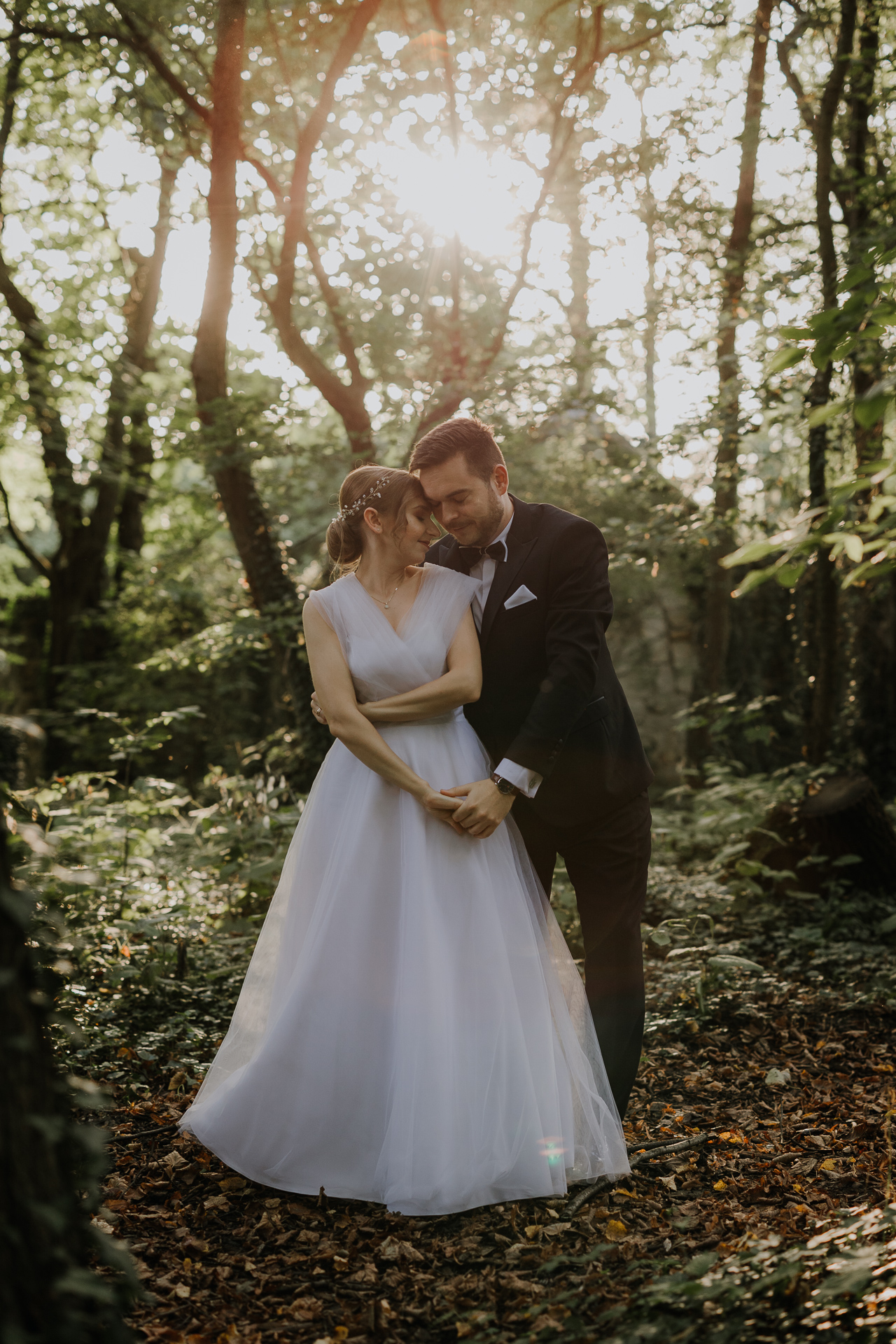 Para młoda przytula się podczas sesji poślubnej w arboretum Bolestraszyce, romantyczne ujęcie wśród egzotycznych roślin, fotografia ślubna Podkarpacie
