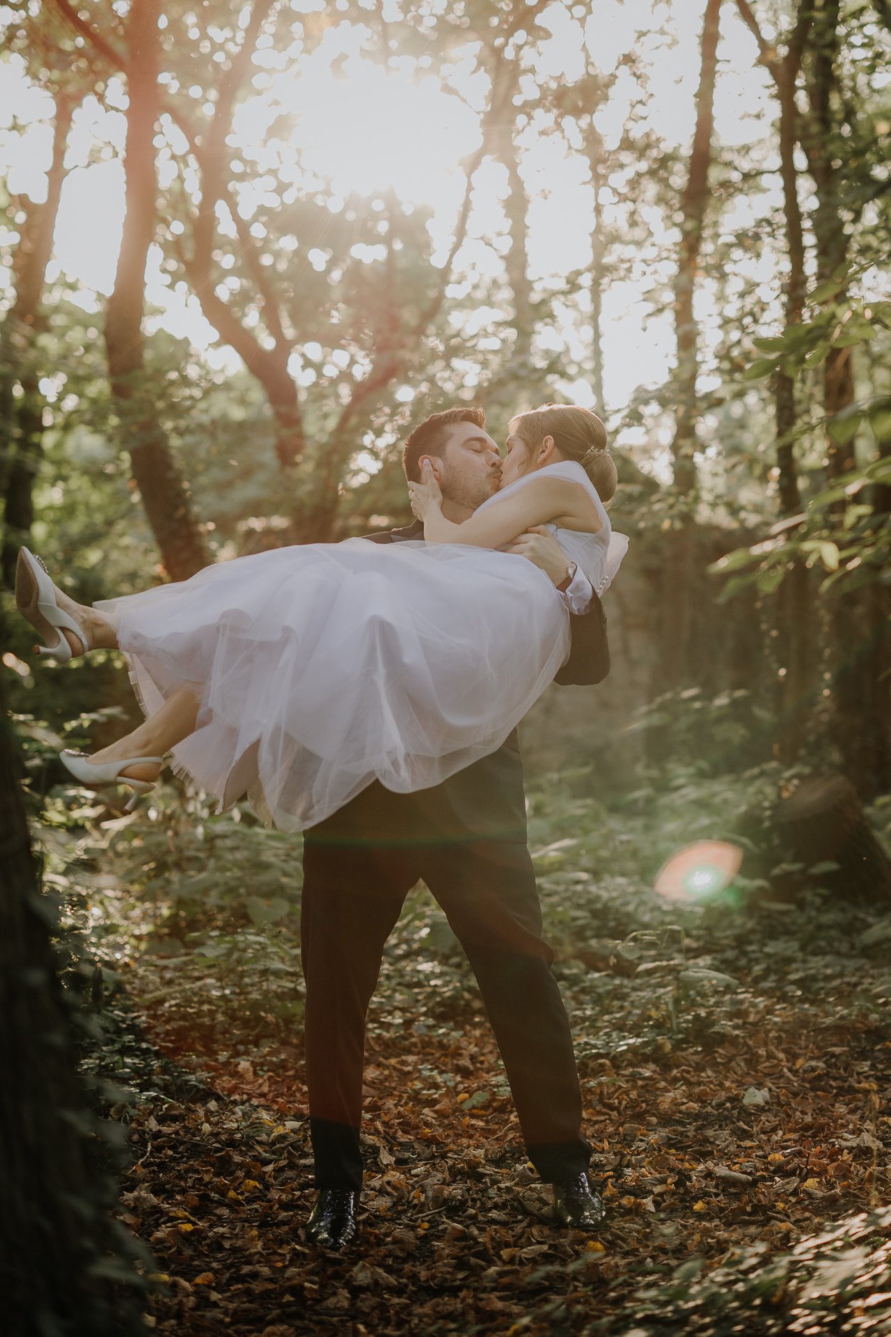 Para młoda całuje się podczas sesji poślubnej w arboretum Bolestraszyce, romantyczne ujęcie wśród egzotycznych roślin, fotografia ślubna Podkarpacie
