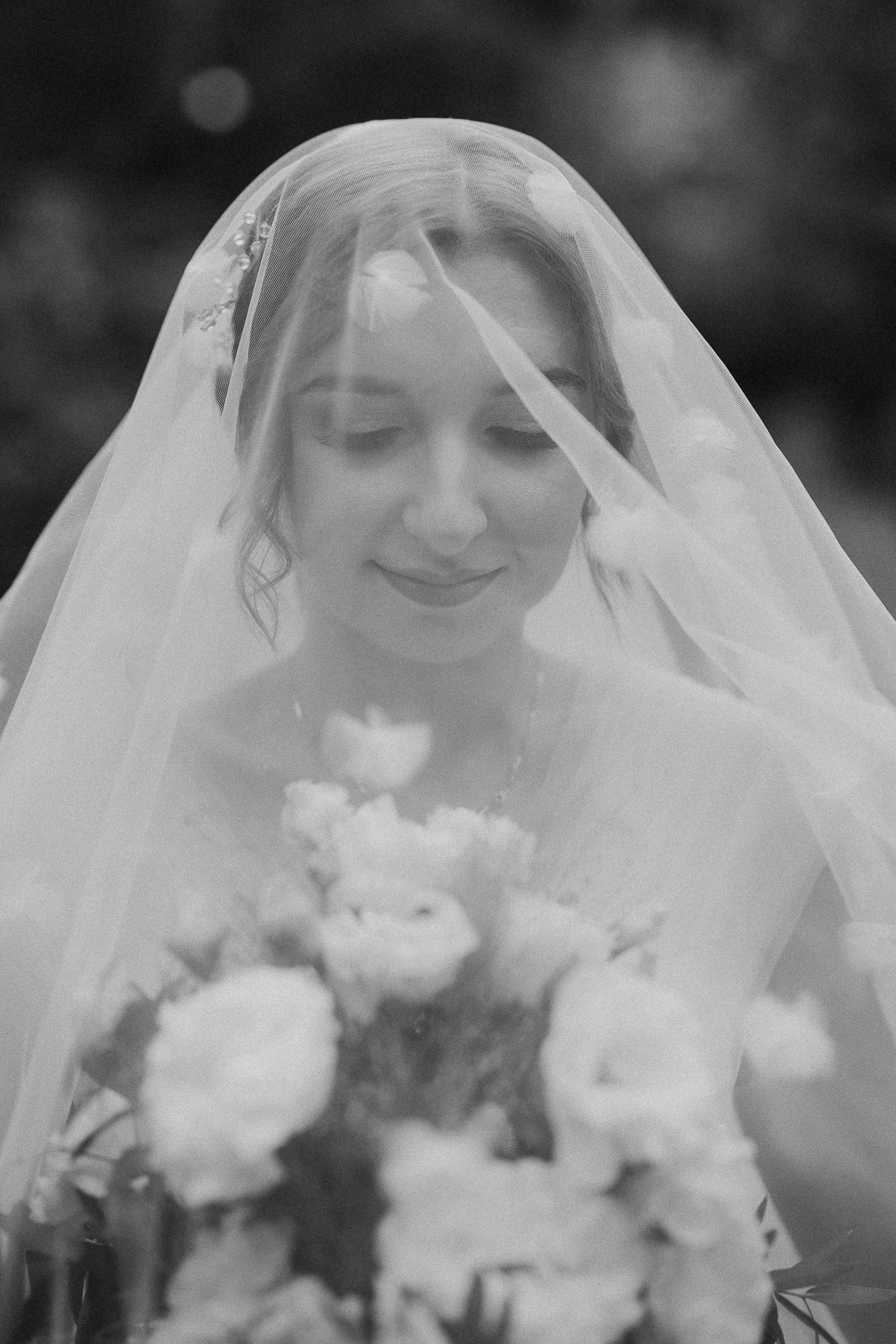 Czarno biały Portret panny młodej w białej sukni ślubnej w Arboretum Bolestraszyce, romantyczna fotografia ślubna, okolice Przemyśla