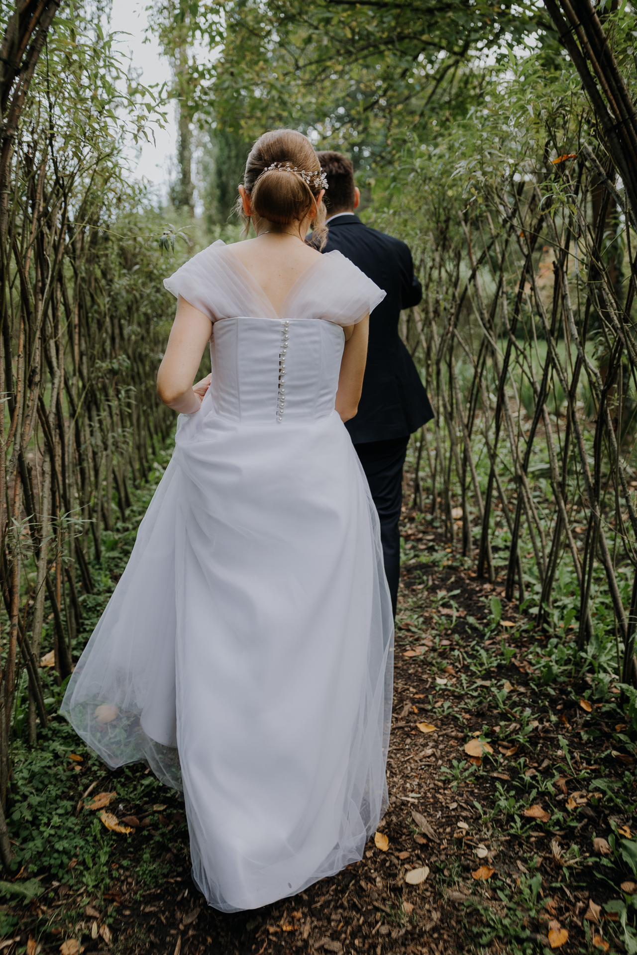 Para młoda spacerująca alejkami arboretum Bolestraszyce, sesja poślubna Przemyśl