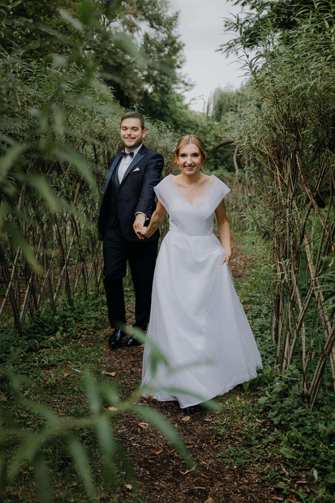 Para młoda spacerująca alejkami arboretum Bolestraszyce, sesja poślubna Przemyśl