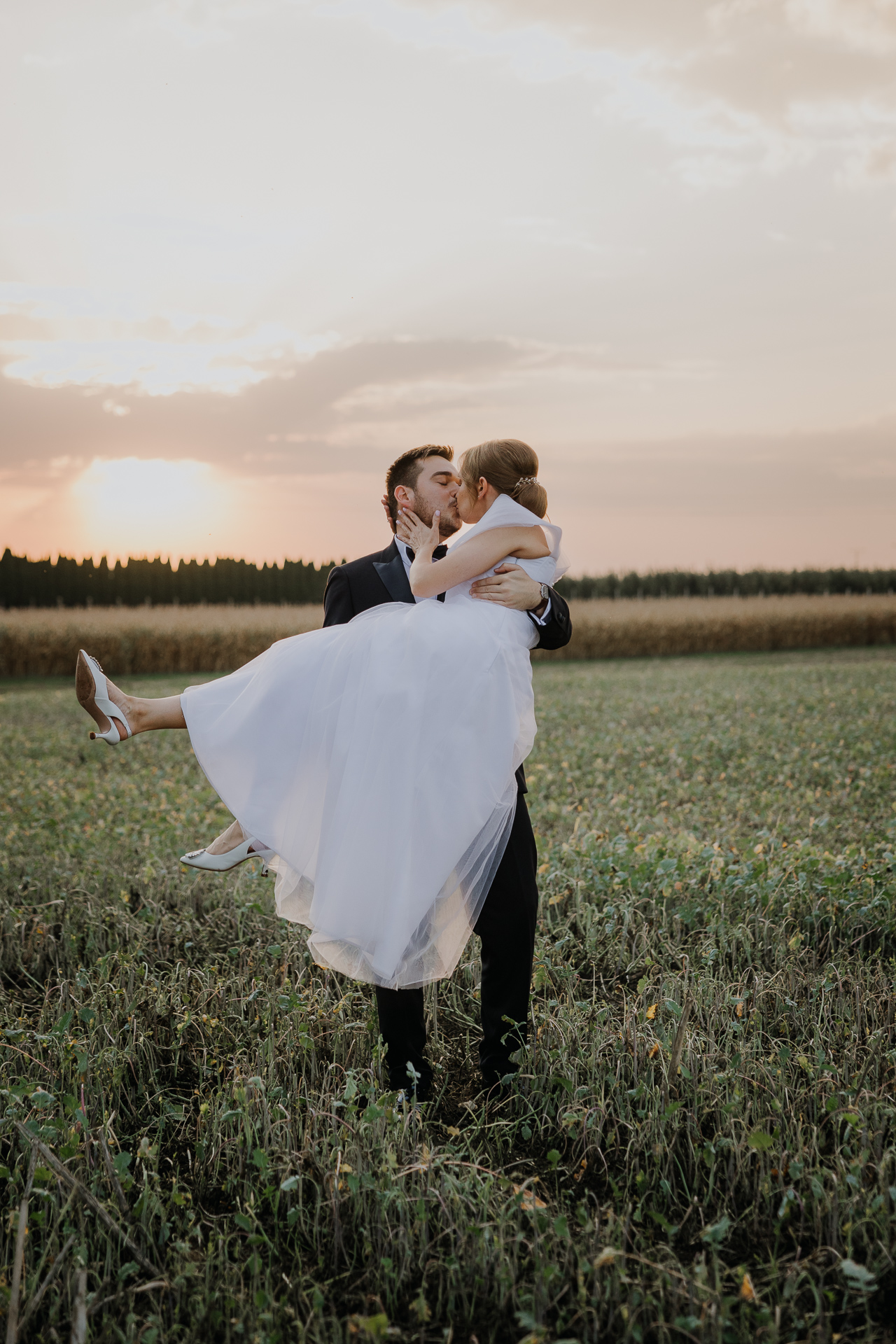 Para młoda w promieniach zachodzącego słońca przy Willi Bolestraszyce, wieczorna sesja poślubna w arboretum, Podkarpacie