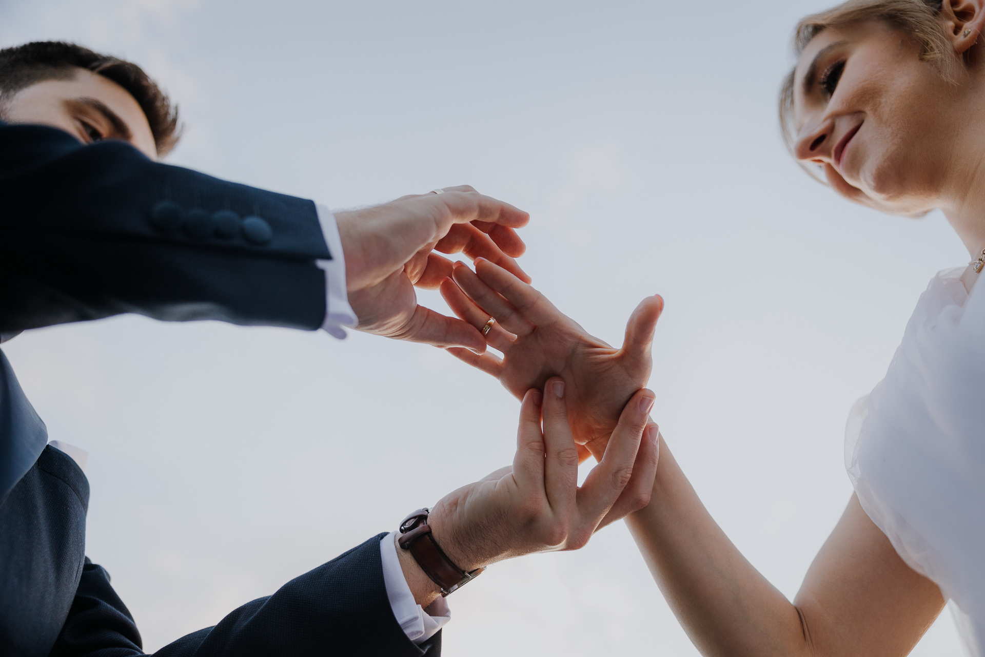 Zakładanie obrączki Pannie Młodej na sesji poślubnej, okolice Willi Bolestraszyce, Przemyśl, Podkarpacie