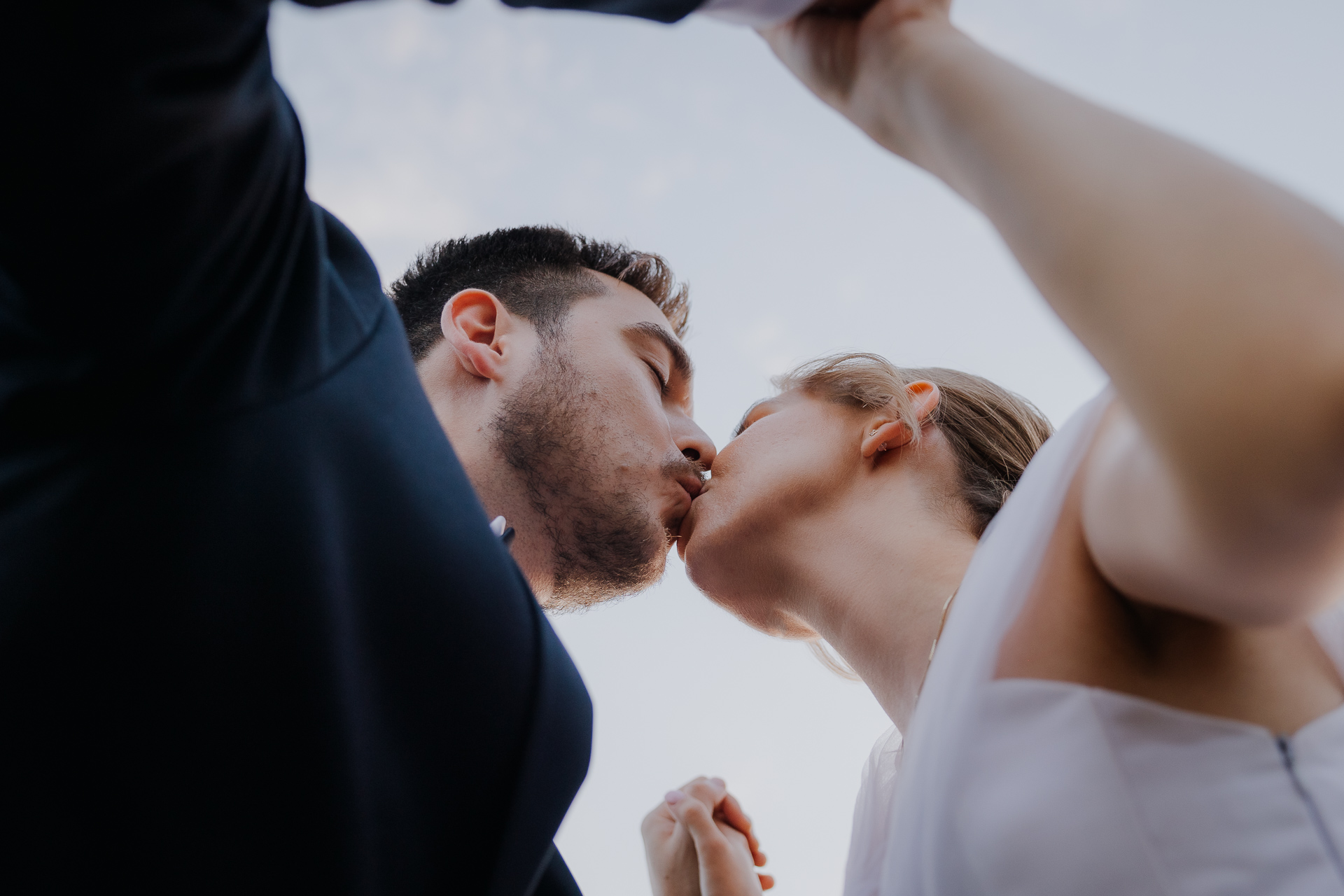 Pocałunek Pary młodej na sesji poślubnej, okolice Willi Bolestraszyce, Przemyśl, Podkarpacie