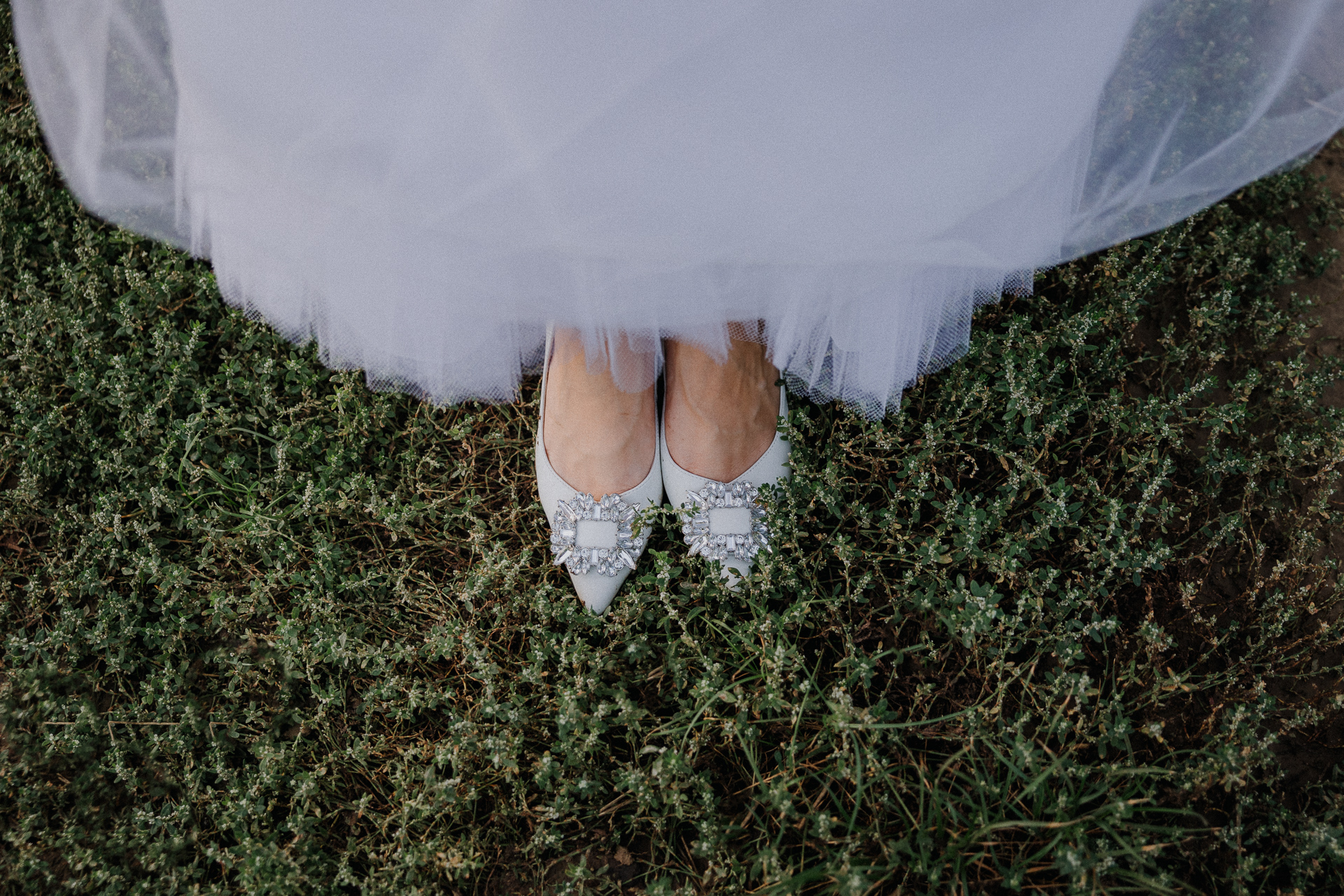 zbliżenie na buty Panny Młodej na sesji poślubnej przy Willi Bolestraszyce, Przemyśl, Podkarpacie