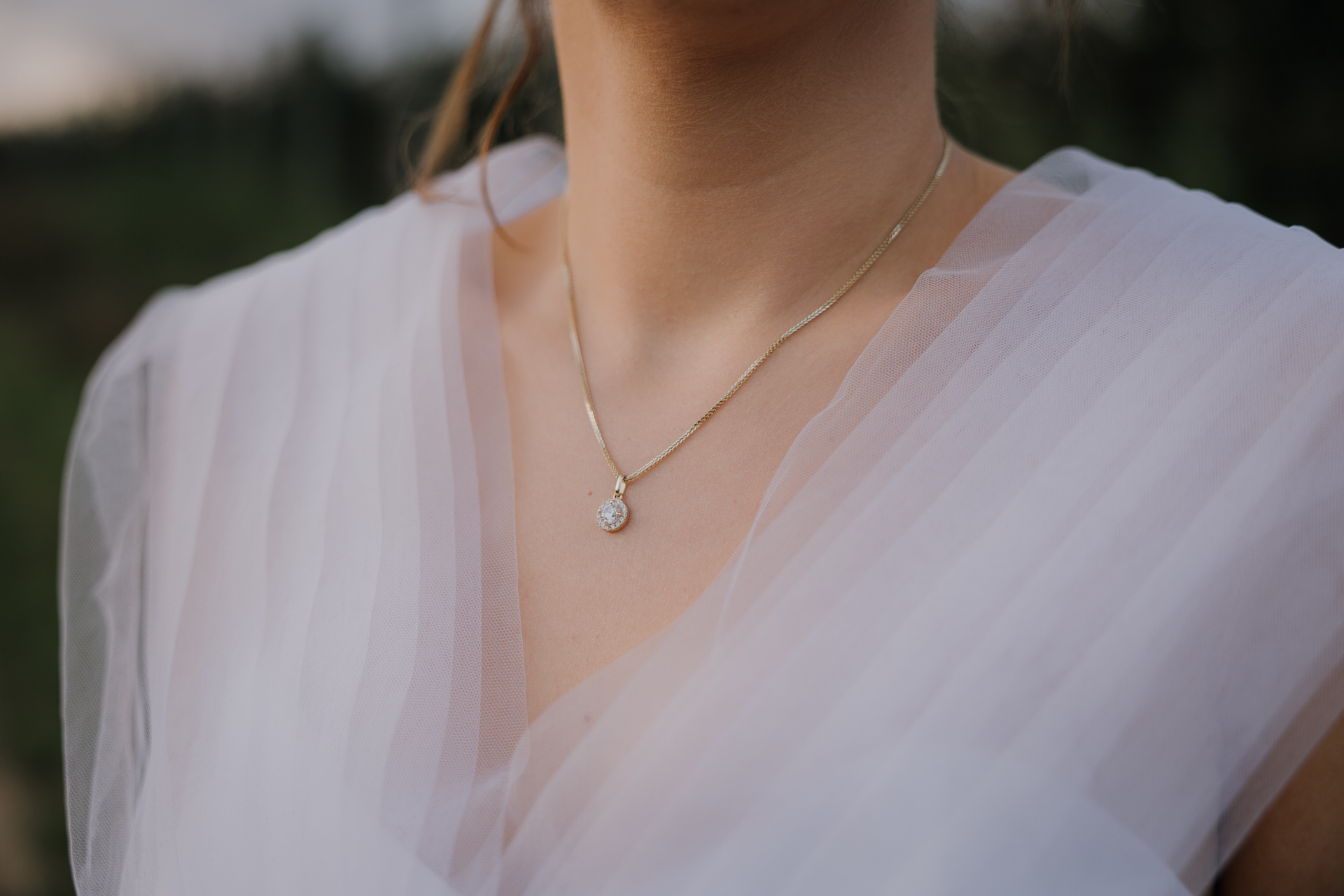 Zbliżenie na naszyjnik panny młodej na sesji poślubnej przy Willi Bolestraszyce, Przemyśl, Podkarpacie