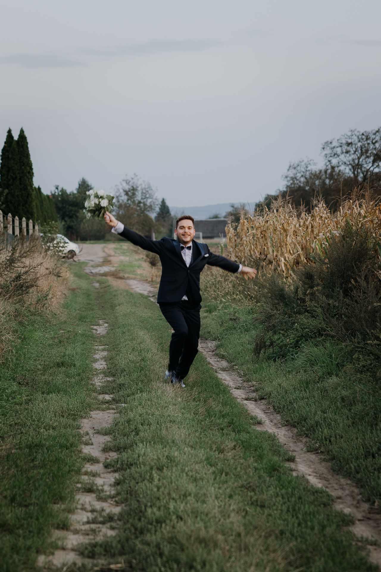 Pan Młody biegnie do Panny Młodej na sesji poślubnej przy Willi Bolestraszyce, Przemyśl, Podkarpacie