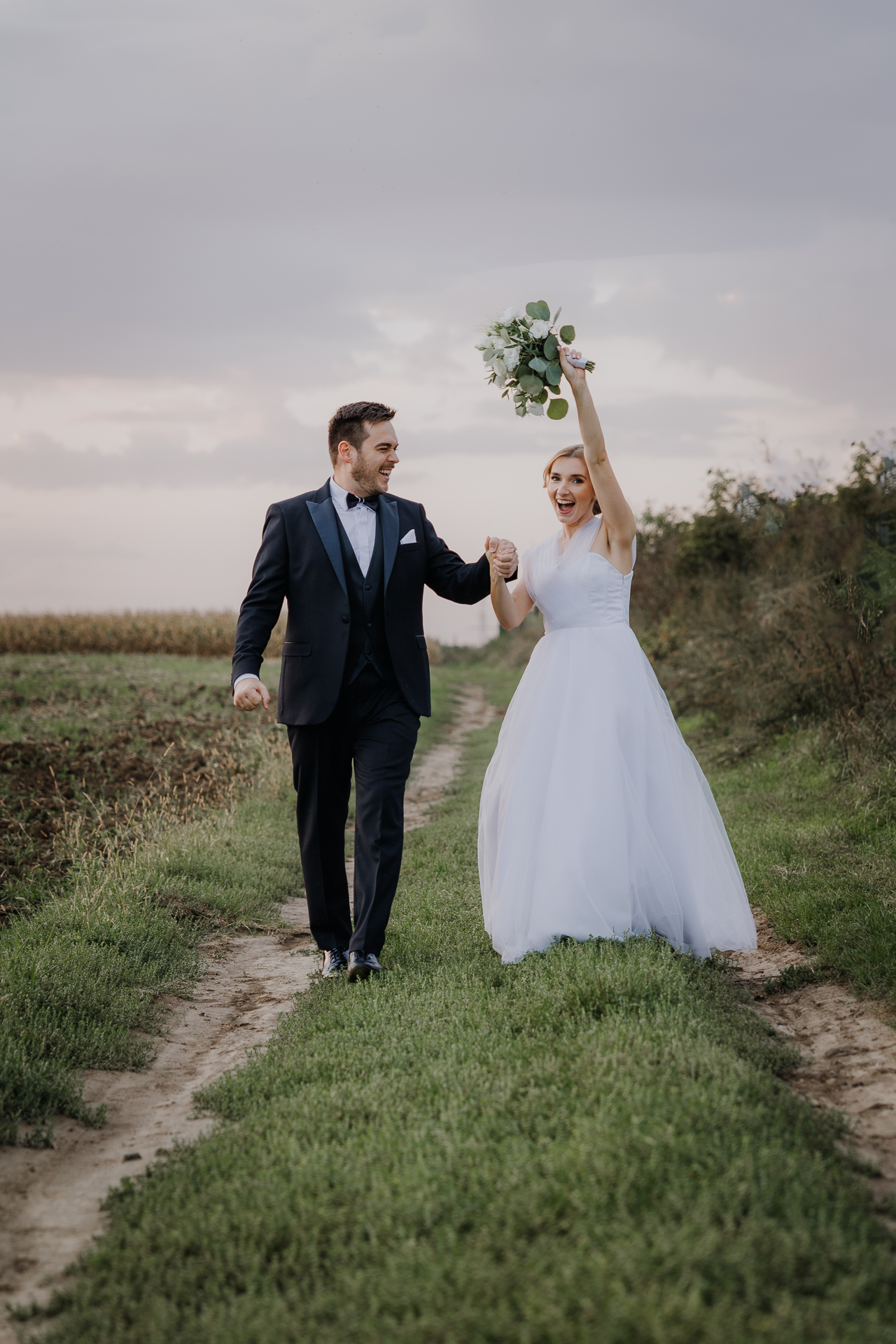 Szczęśliwa Para Młoda podczas sesji poślubnej przy Willi Bolestraszyce, Przemyśl, Podkarpacie