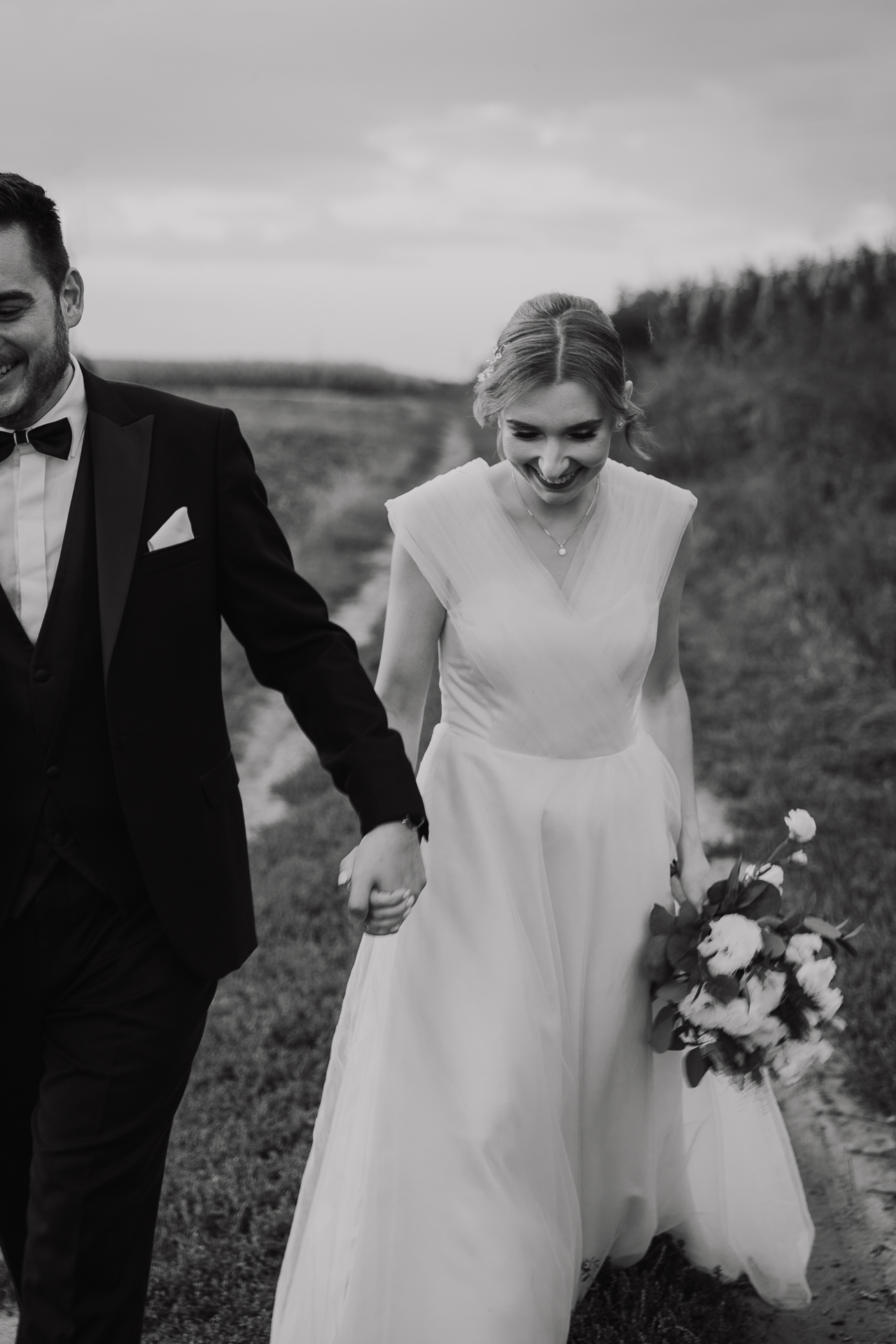 Szczęśliwa Para Młoda podczas sesji poślubnej przy Willi Bolestraszyce, Przemyśl, Podkarpacie