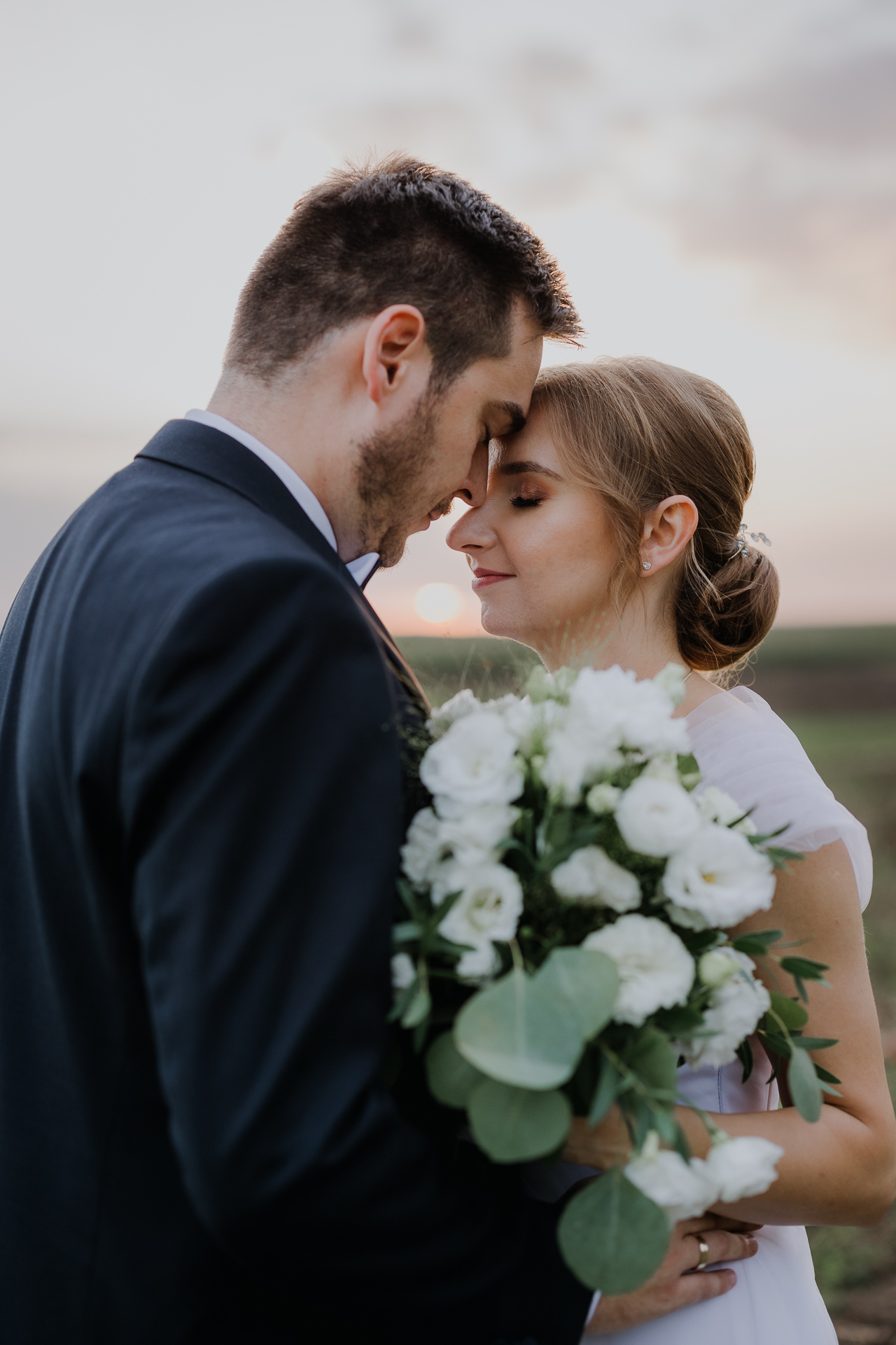 Nowożeńcy w objęciach w okolicy Willi Bolestraszyce, sesja ślubna o zachodzie słońca, magiczna fotografia plenerowa