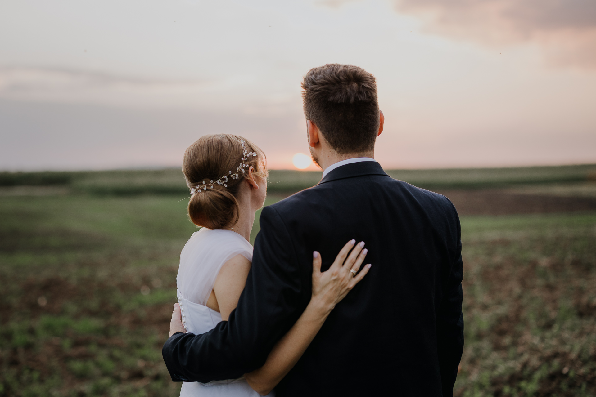 Nowożeńcy w objęciach w okolicy Willi Bolestraszyce, sesja ślubna o zachodzie słońca, magiczna fotografia plenerowa