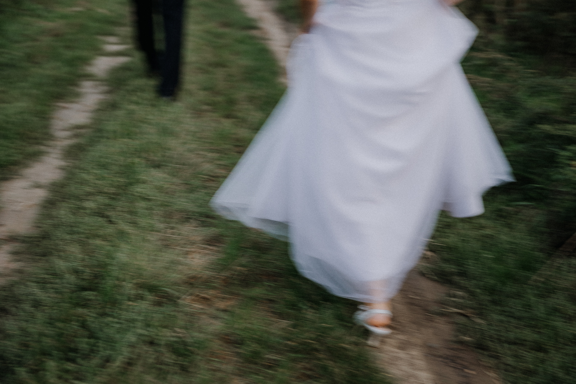 zbliżenie na buty panny młodej na sesji poślubnej przy Willi Bolestraszyce, Przemyśl, Podkarpacie