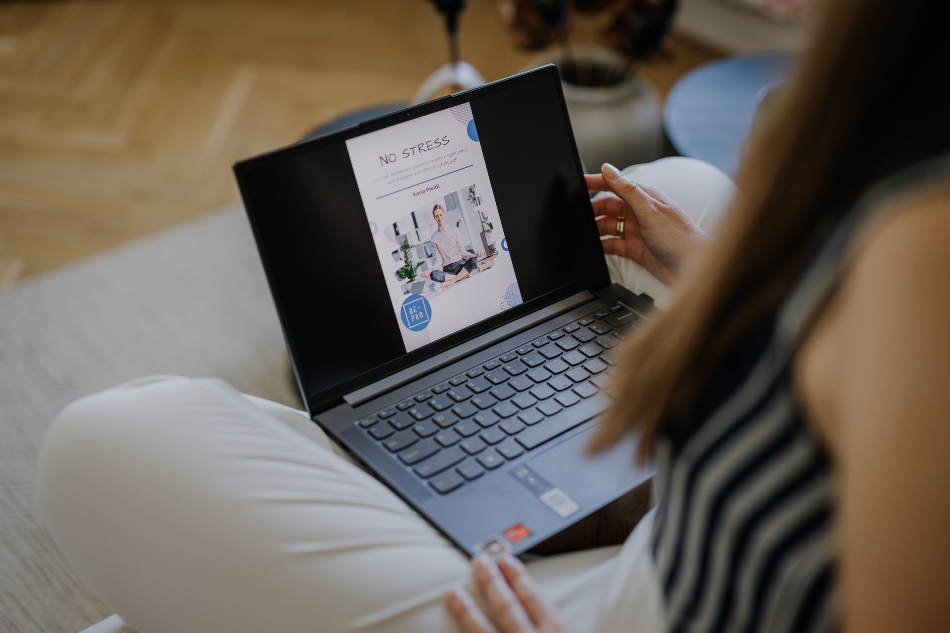 sesja wizerunkowa kobiety w studio w Krakowie