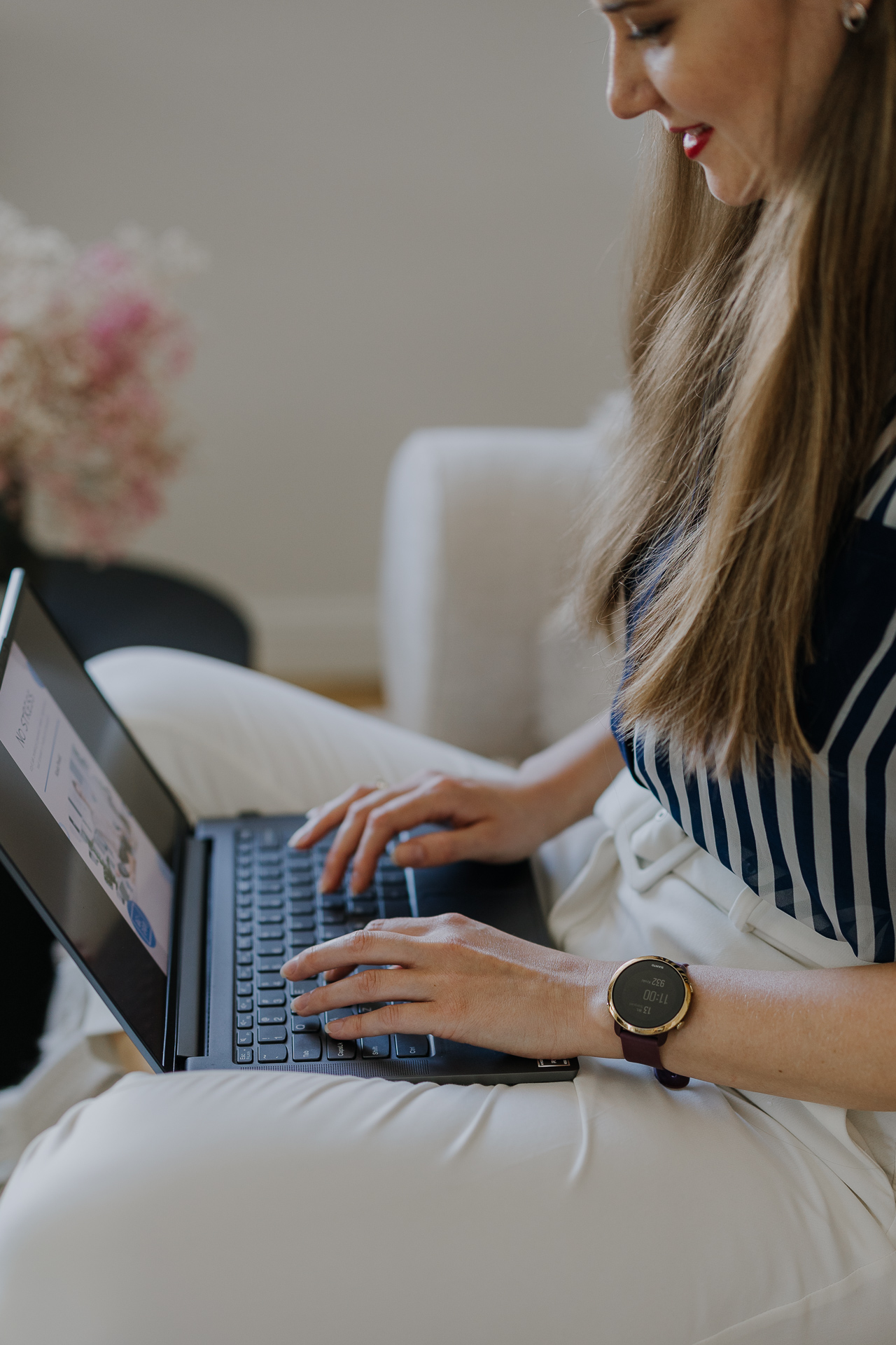 Zbliżenie na laptopa i dłonie piszące po klawiaturze podczas sesji wizerunkowej