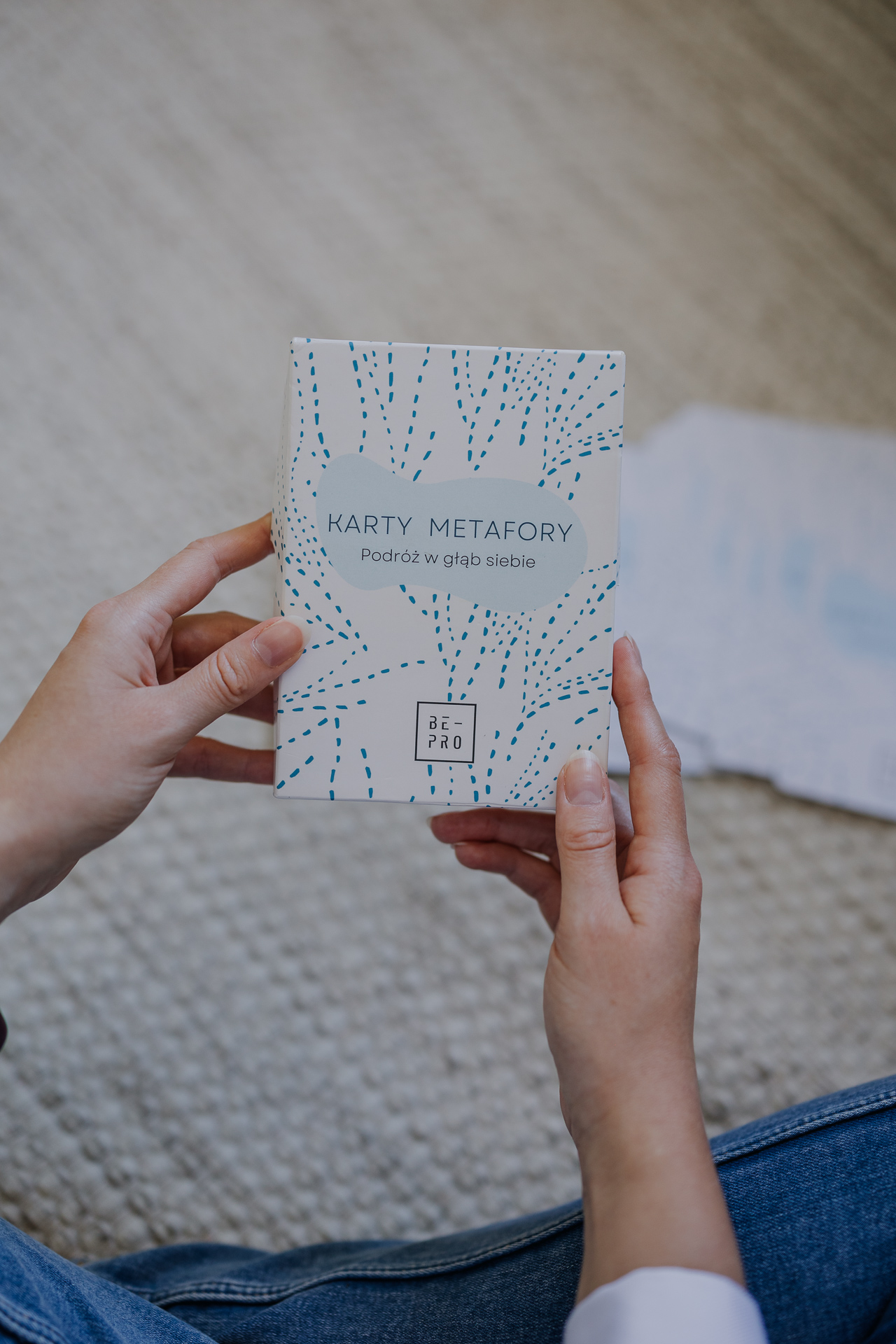 zbliżenie na karty pracy, sesja wizerunkowa kobiety w studio w Krakowie