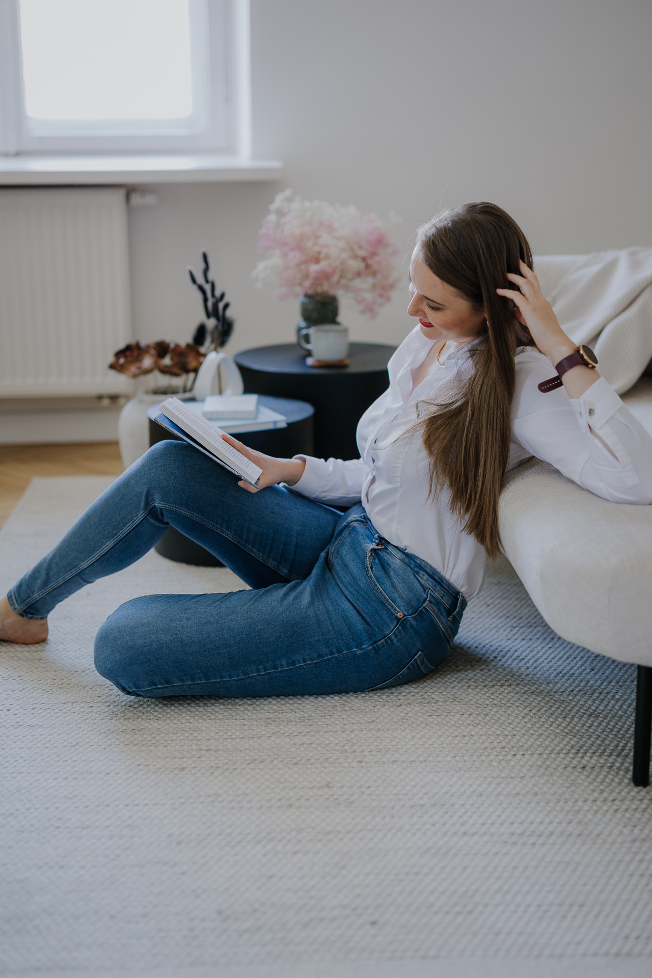 kobieta siedzi i czyt książkę, sesja wizerunkowa w studio w Krakowie