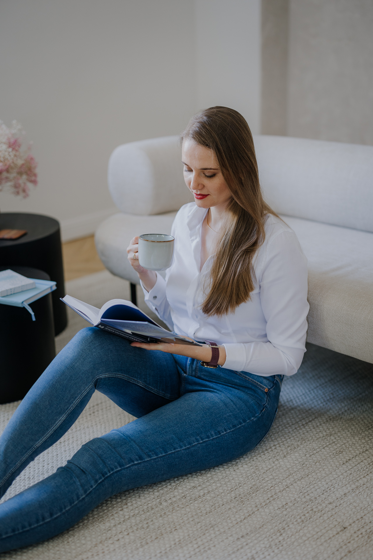 kobieta siedzi i pije kawę, sesja wizerunkowa w studio w Krakowie