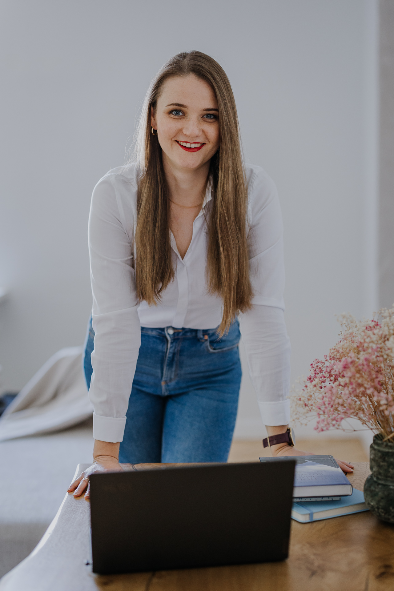 kobieta stoi i uśmiecha się do obiektywu podczas sesji wizerunkowej