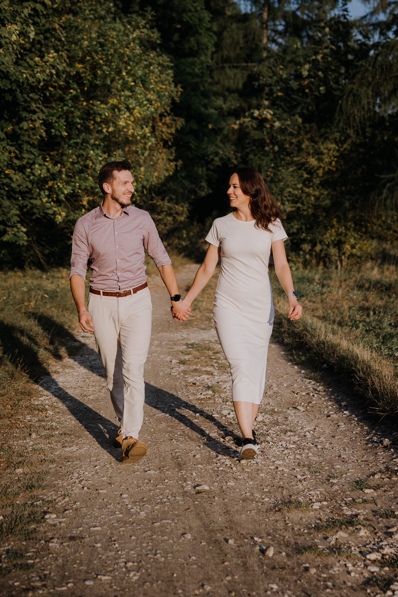 uśmiechnięta para narzeczonych na sesji zdjęciowej w Krakowie