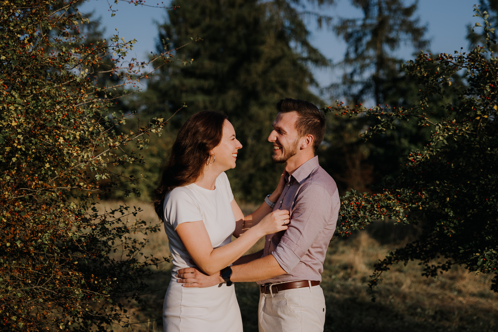uśmiechnięta para narzeczonych na sesji zdjęciowej w Krakowie
